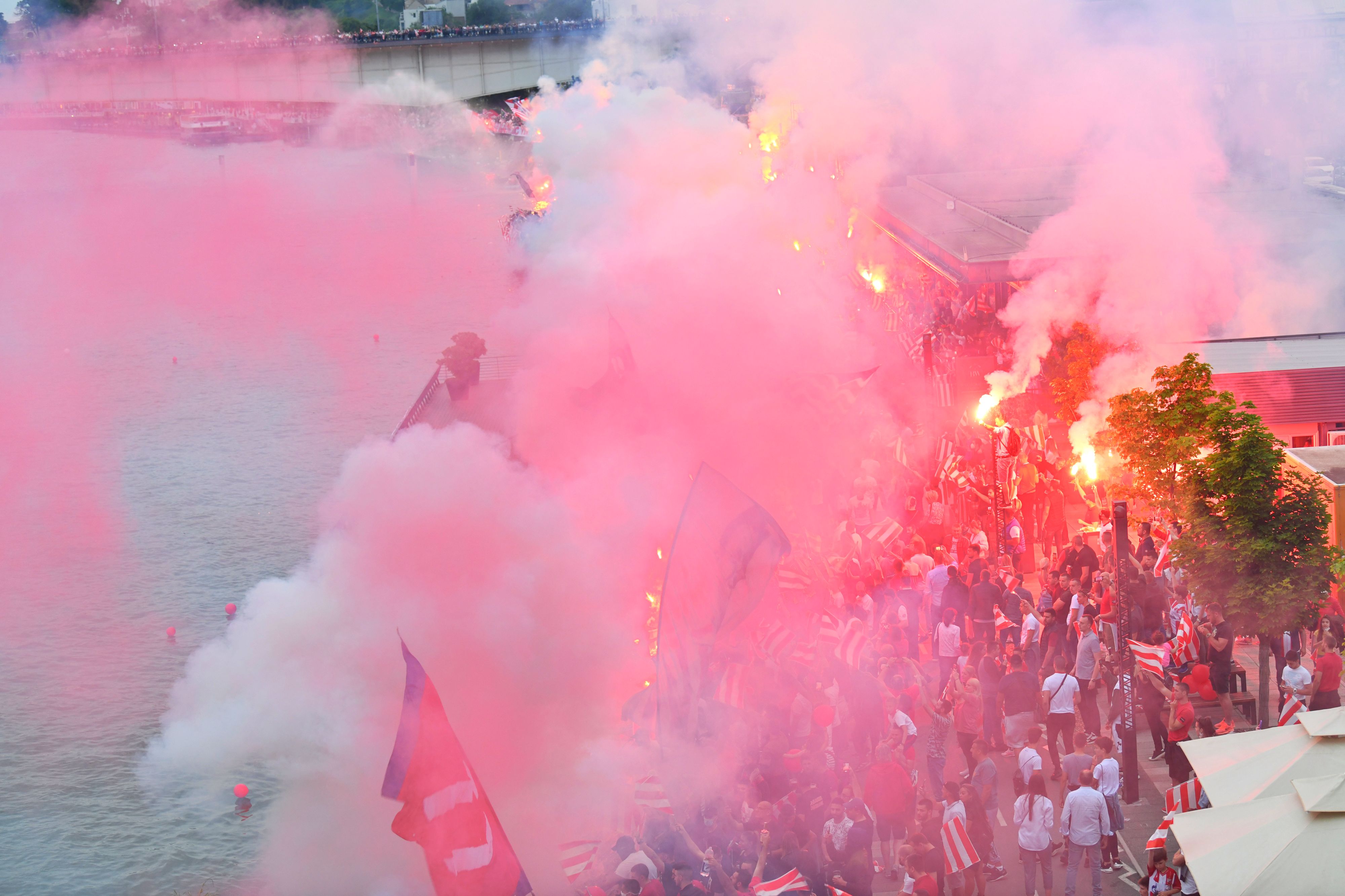 Beograd, 22.05.2021. Fudbaleri Crvene zvezde proslavljaju osvajanje 32. šampionske titule, Sava reka, Stari Savski most, Brankov most, navijači, obala Save, Zvezda Foto: Goran Srdanov/Nova.rs