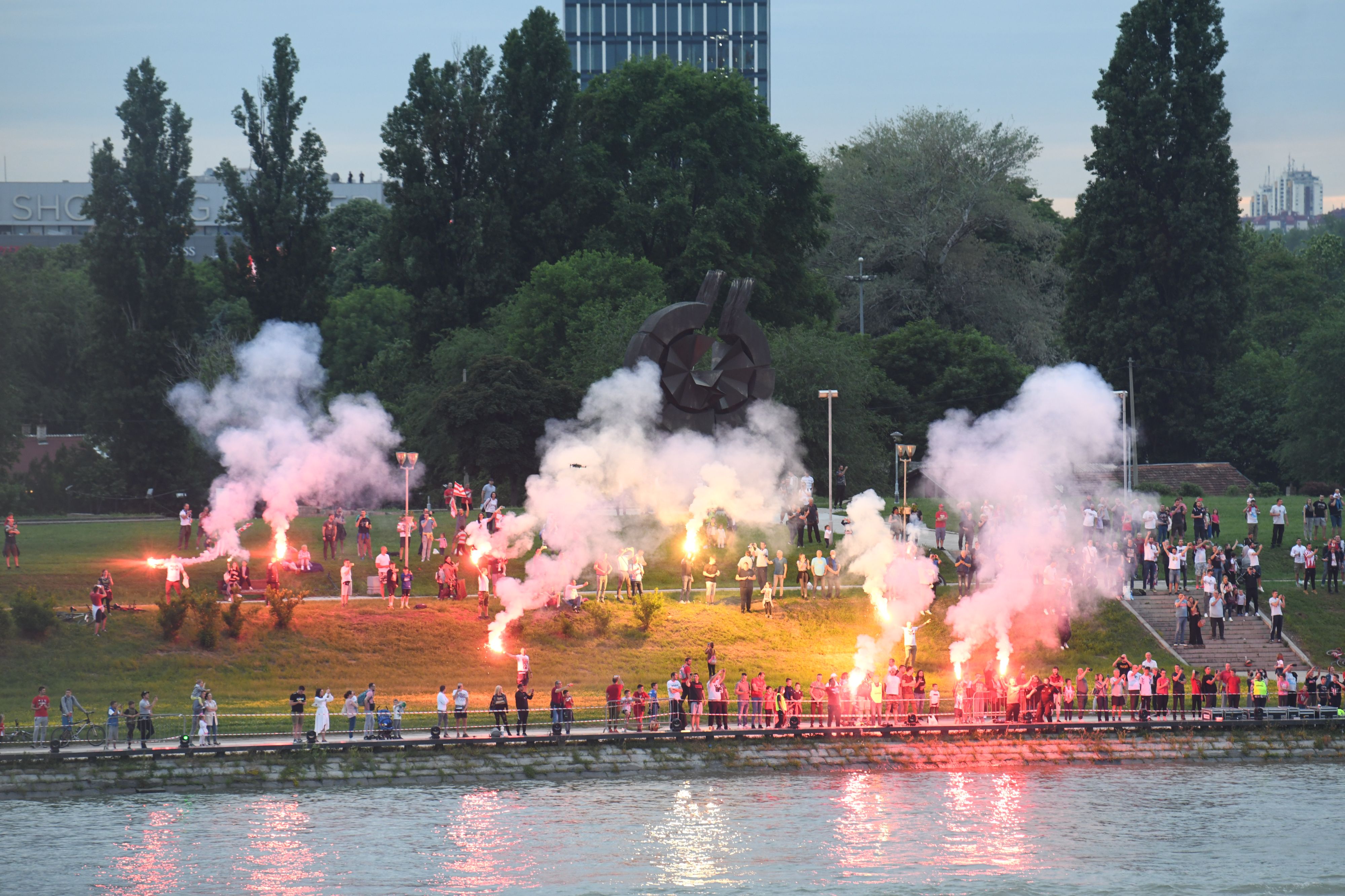 Beograd, 22.05.2021. Fudbaleri Crvene zvezde proslavljaju osvajanje 32. šampionske titule, Sava reka, Stari Savski most, Brankov most, navijači, obala Save, Zvezda Foto: Goran Srdanov/Nova.rs
