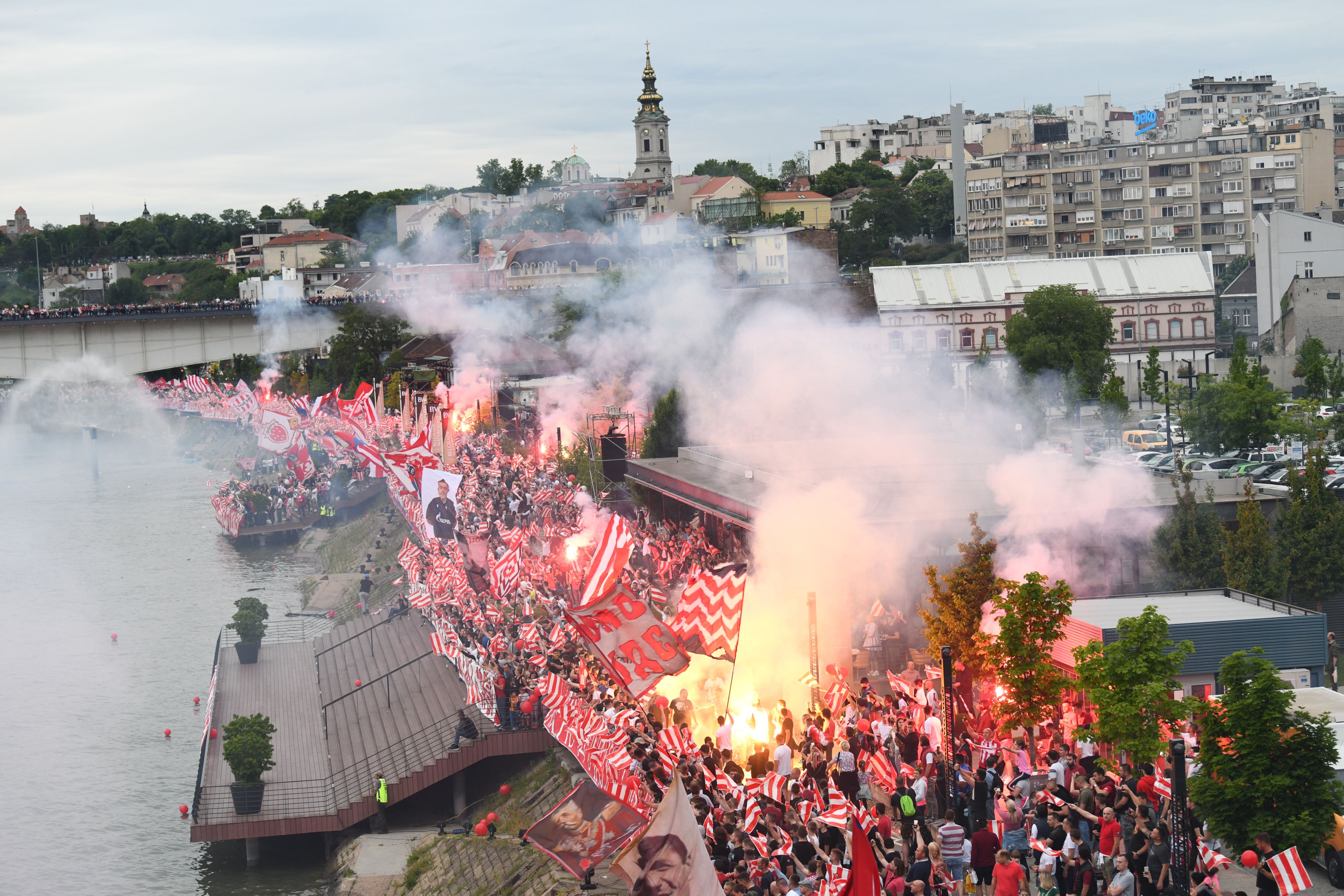 Beograd, 22.05.2021. Fudbaleri Crvene zvezde proslavljaju osvajanje 32. šampionske titule, Sava reka, Stari Savski most, Brankov most, navijači, obala Save, Zvezda Foto: Goran Srdanov/Nova.rs