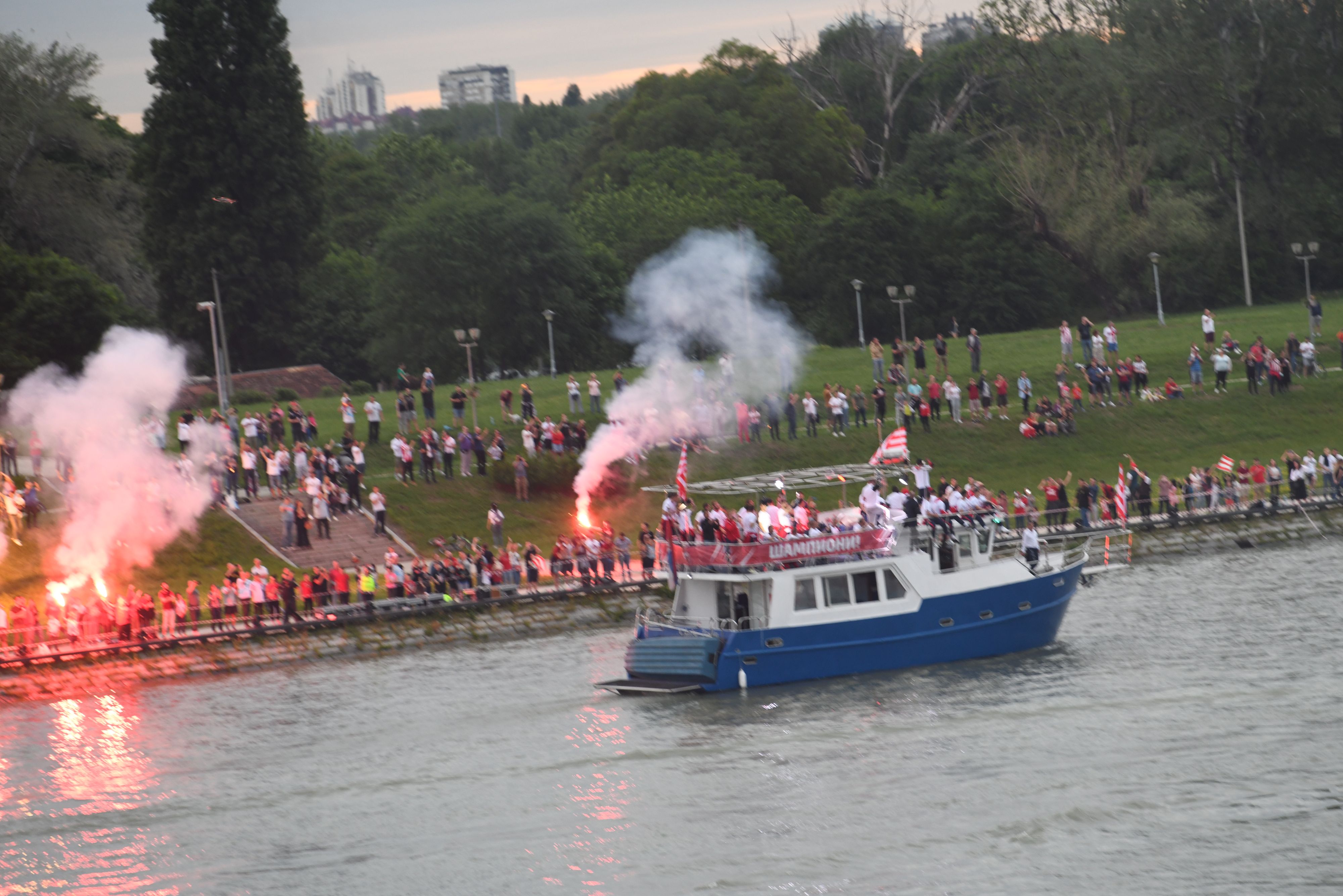 Beograd, 22.05.2021. Fudbaleri Crvene zvezde proslavljaju osvajanje 32. šampionske titule, Sava reka, Stari Savski most, Brankov most, navijači, obala Save, Zvezda Foto: Goran Srdanov/Nova.rs