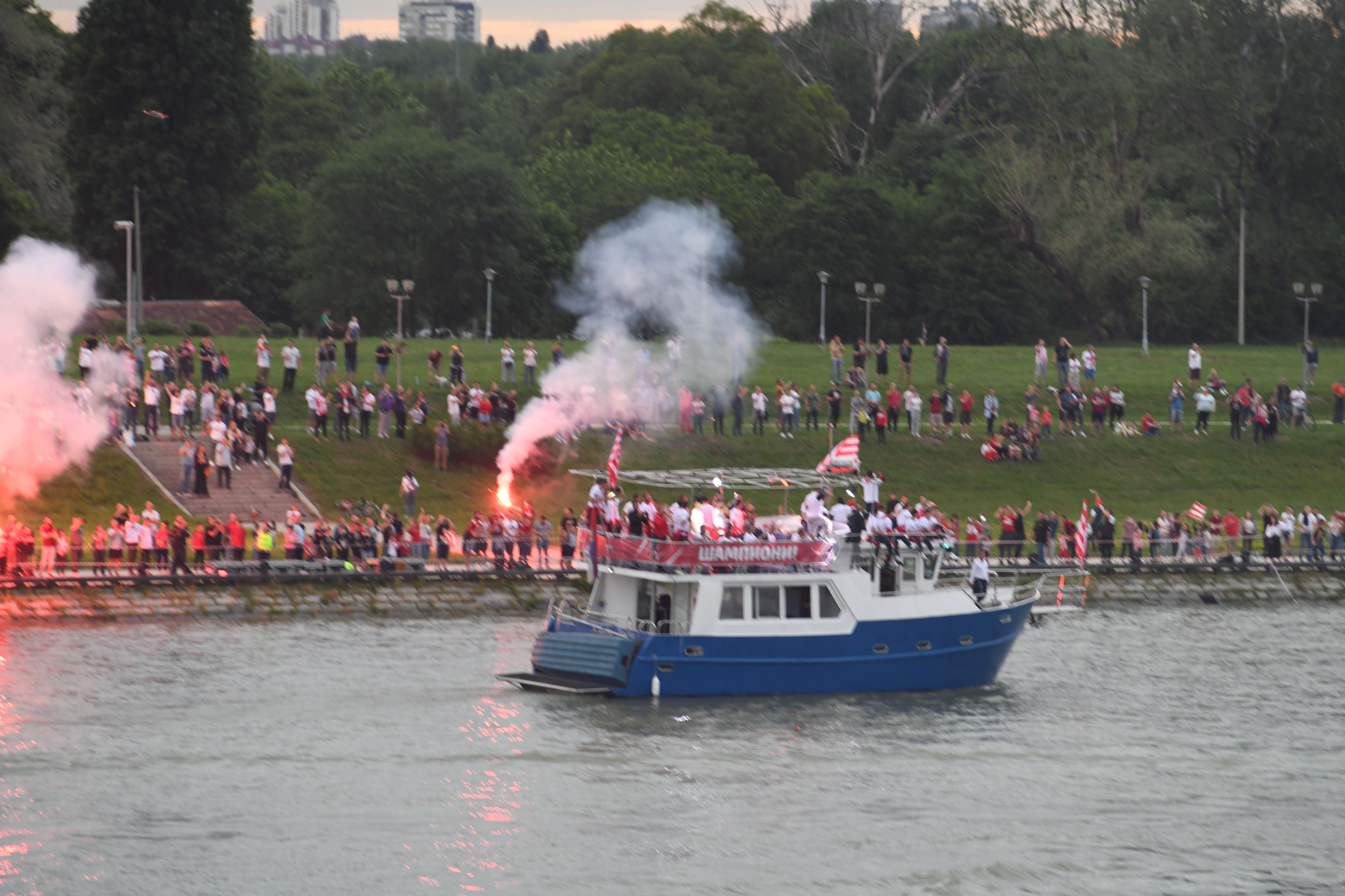 Beograd, 22.05.2021. Fudbaleri Crvene zvezde proslavljaju osvajanje 32. šampionske titule, Sava reka, Stari Savski most, Brankov most, navijači, obala Save, Zvezda Foto: Goran Srdanov/Nova.rs