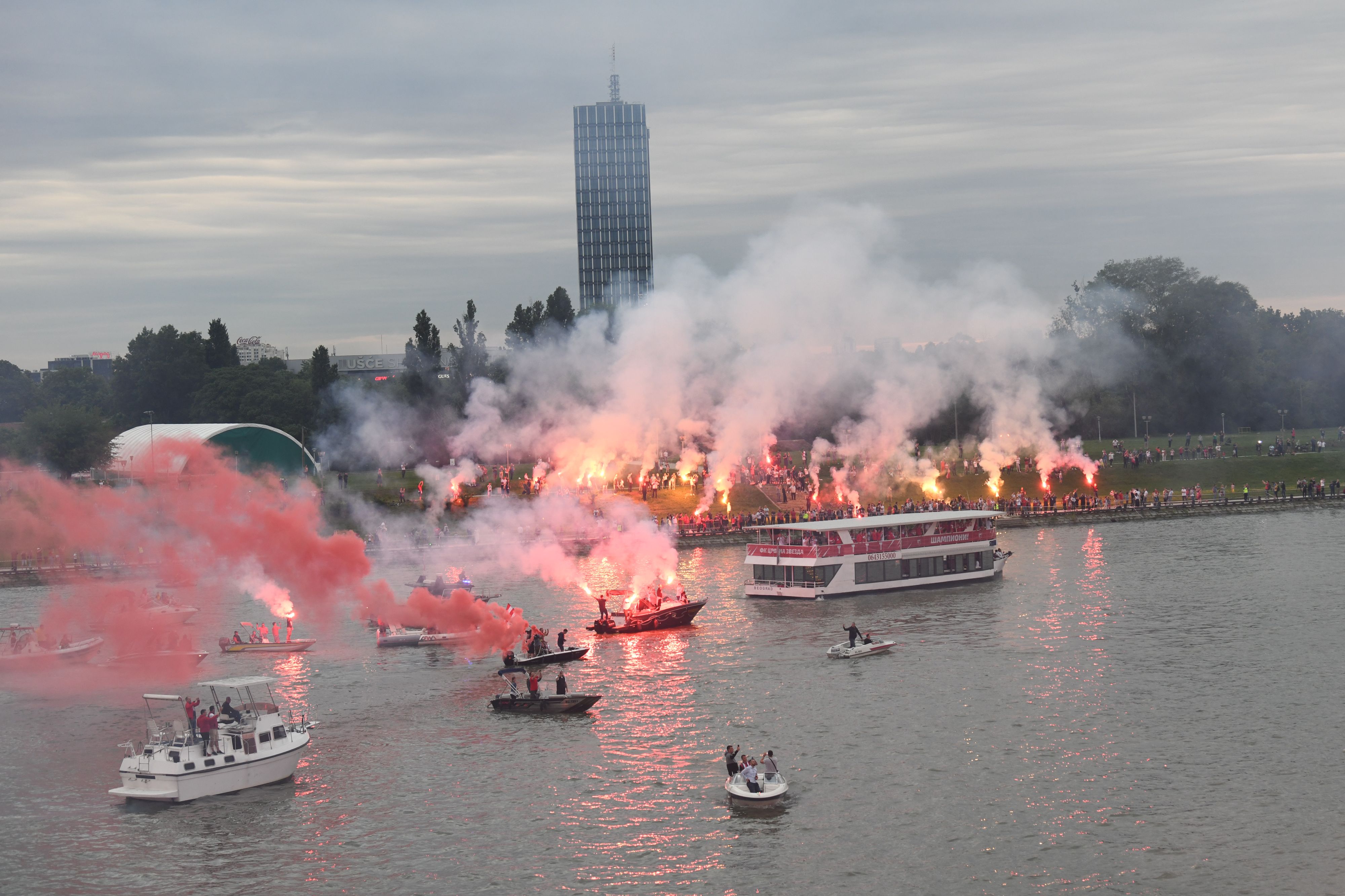Beograd, 22.05.2021. Fudbaleri Crvene zvezde proslavljaju osvajanje 32. šampionske titule, Sava reka, Stari Savski most, Brankov most, navijači, obala Save, Zvezda Foto: Goran Srdanov/Nova.rs