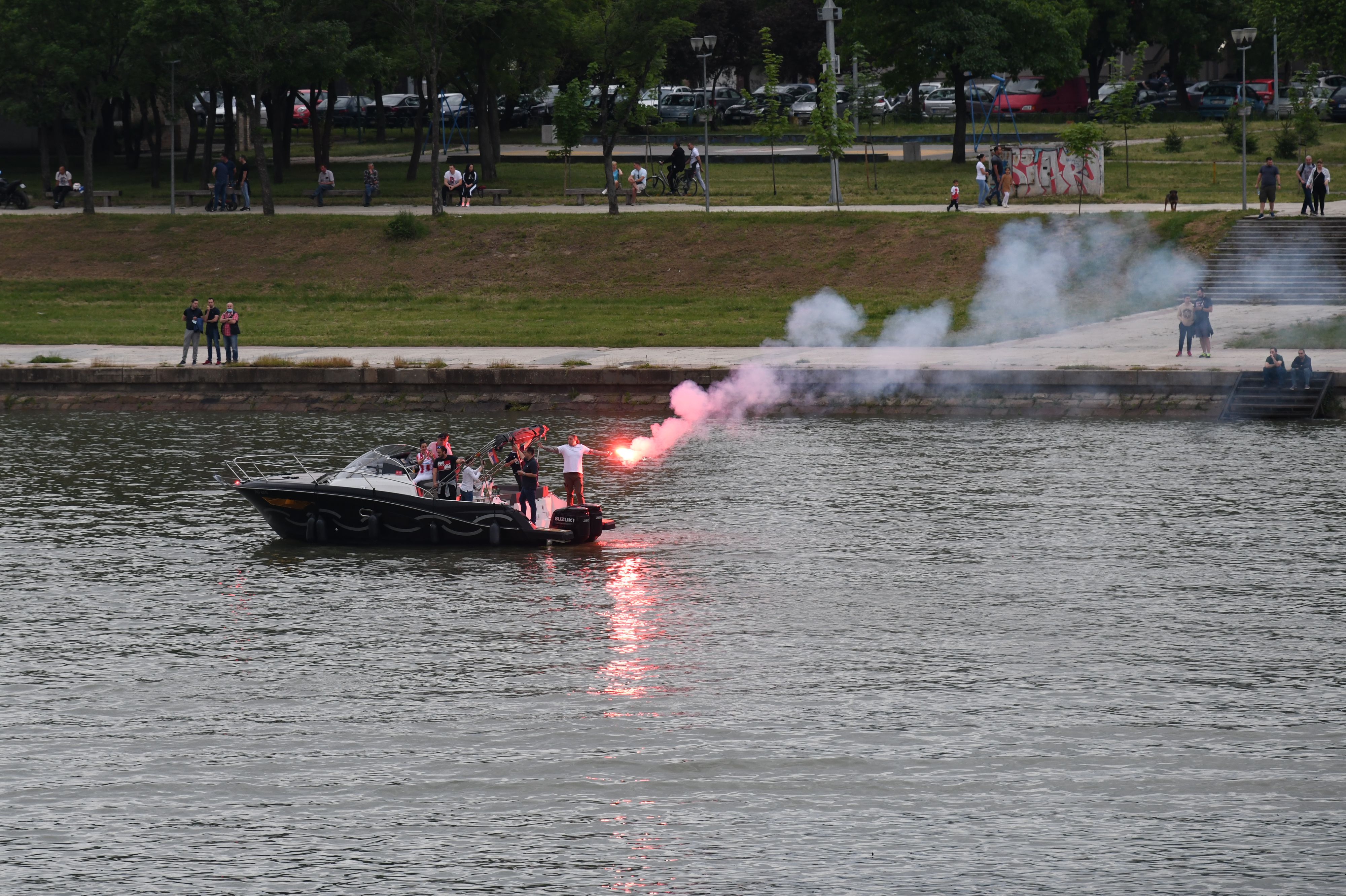 Beograd, 22.05.2021. Fudbaleri Crvene zvezde proslavljaju osvajanje 32. šampionske titule, Sava reka, Stari Savski most, Brankov most, navijači, obala Save, Zvezda Foto: Goran Srdanov/Nova.rs