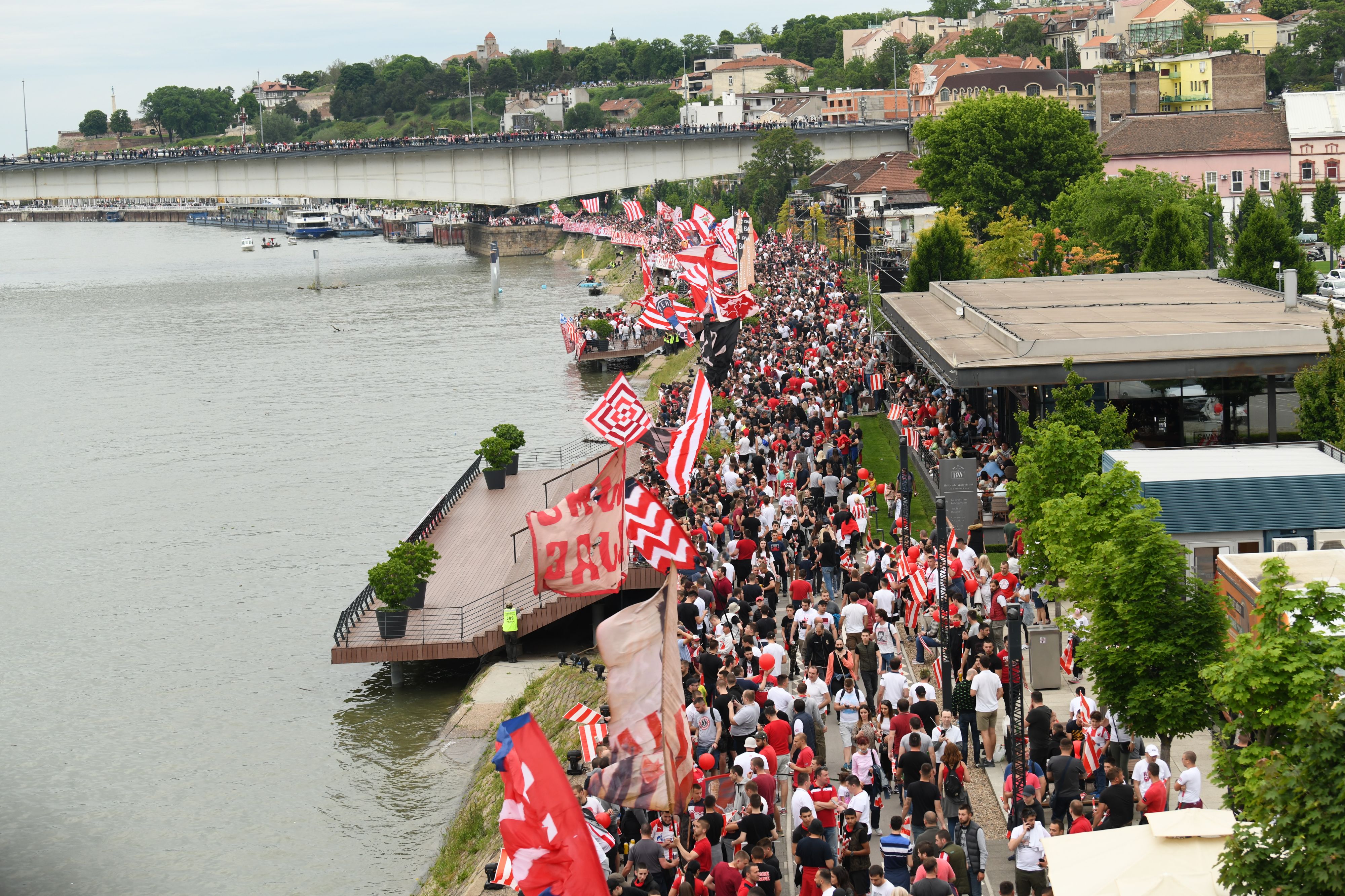 Beograd, 22.05.2021. Fudbaleri Crvene zvezde proslavljaju osvajanje 32. šampionske titule, Sava reka, Stari Savski most, Brankov most, navijači, obala Save, Zvezda Foto: Goran Srdanov/Nova.rs