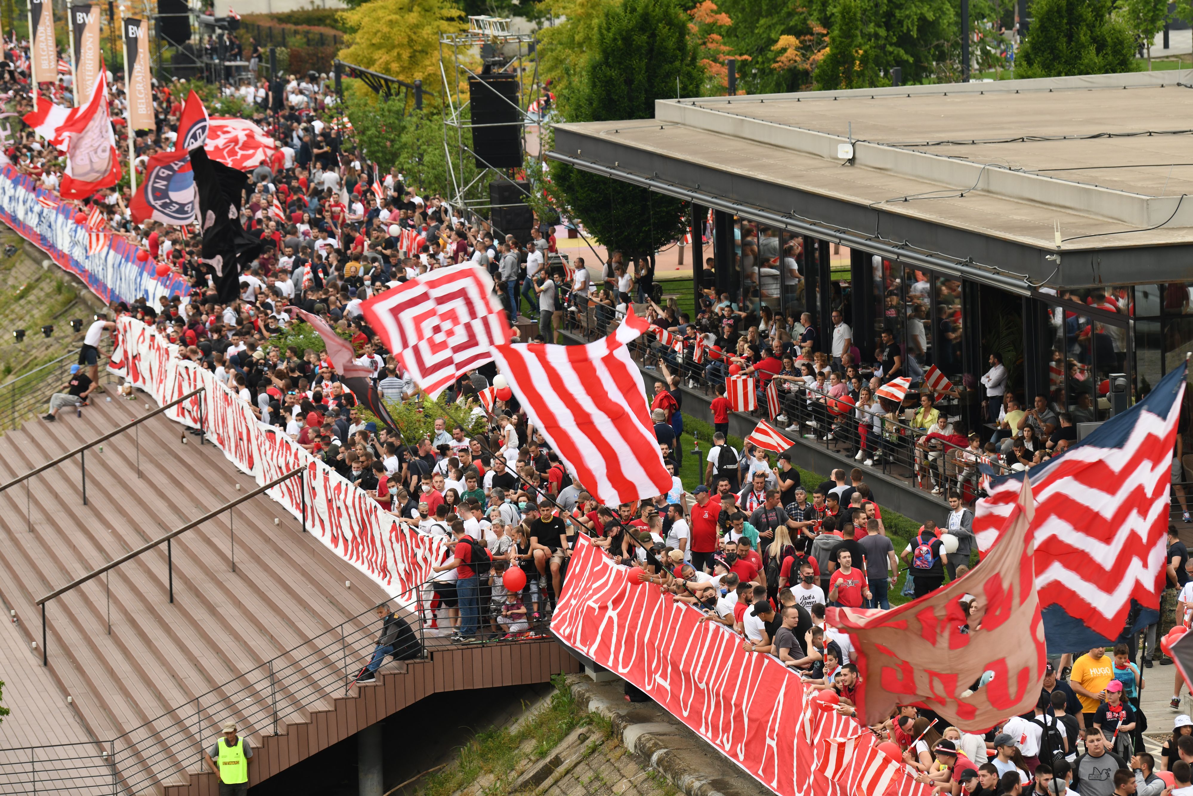 Beograd, 22.05.2021. Fudbaleri Crvene zvezde proslavljaju osvajanje 32. šampionske titule, Sava reka, Stari Savski most, Brankov most, navijači, obala Save, Zvezda Foto: Goran Srdanov/Nova.rs