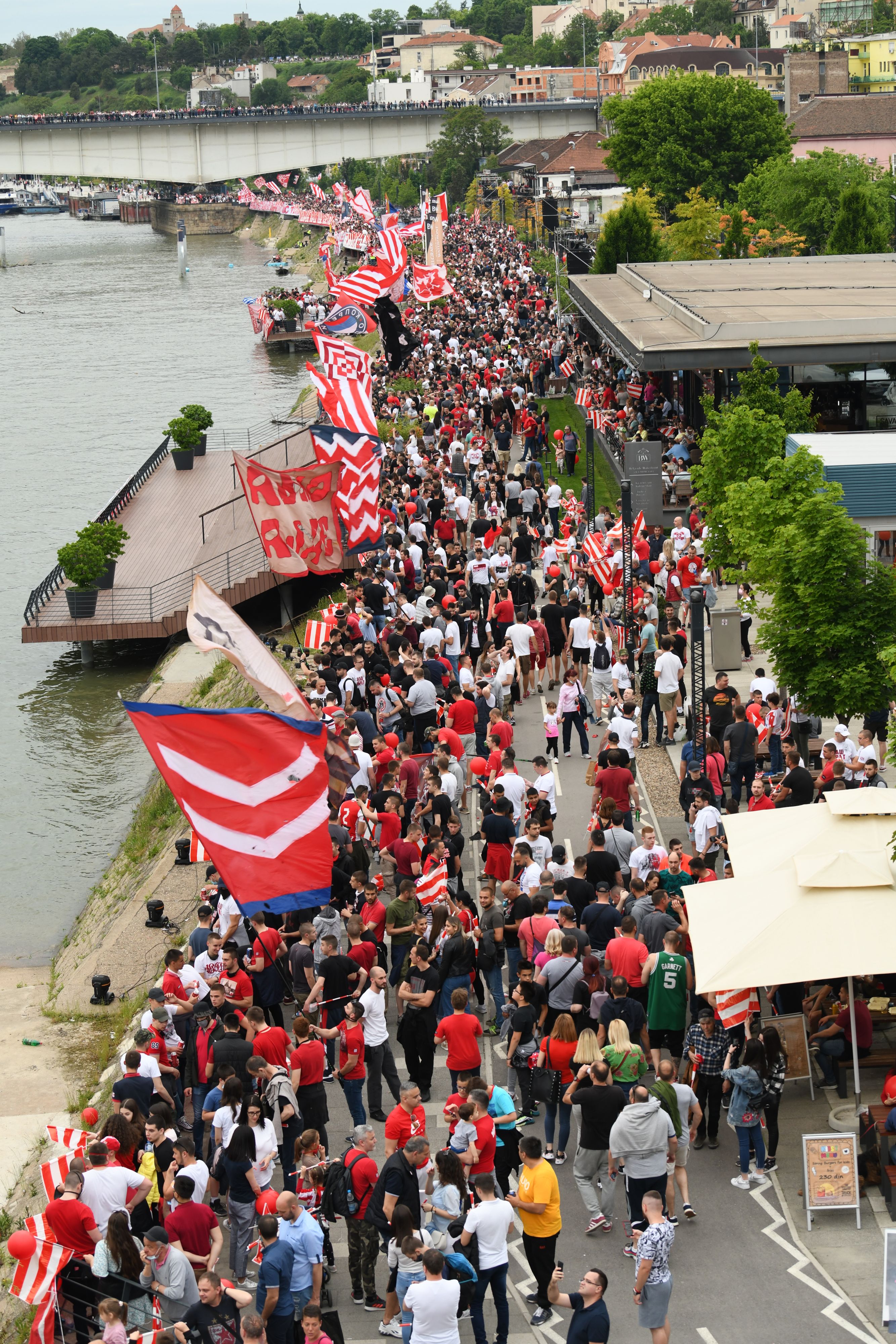 Beograd, 22.05.2021. Fudbaleri Crvene zvezde proslavljaju osvajanje 32. šampionske titule, Sava reka, Stari Savski most, Brankov most, navijači, obala Save, Zvezda Foto: Goran Srdanov/Nova.rs