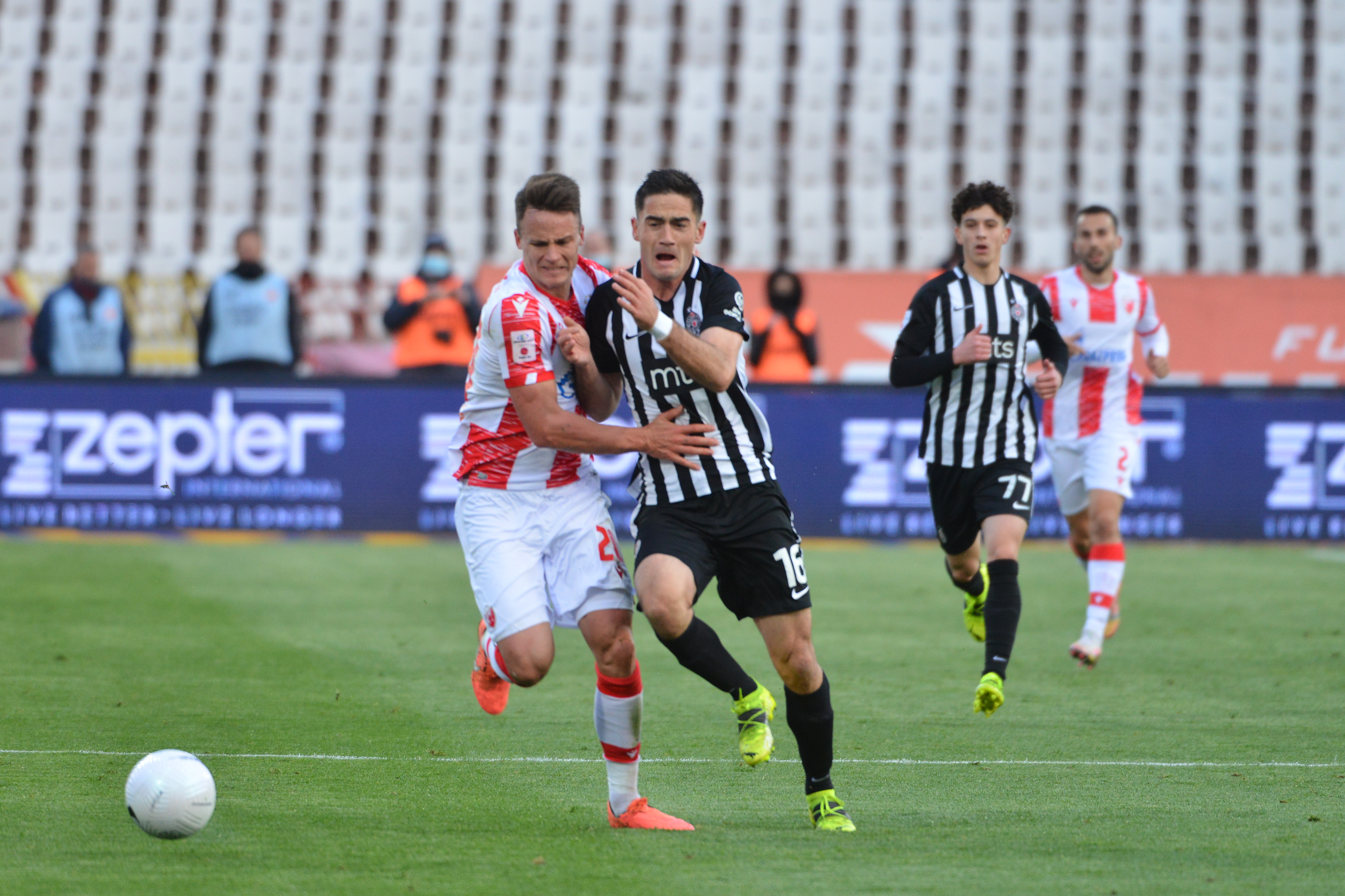 Beograd, 7. aprila 2021 - Fudbaleri Crvene zvezde i Partizana igraju na stadionu Rajko Mitic 164. veciti derbi, a posle prvog poluvremena rezultat je 0:0. FOTO TANJUG/ STRAHINJA ACIMOVIC/bs