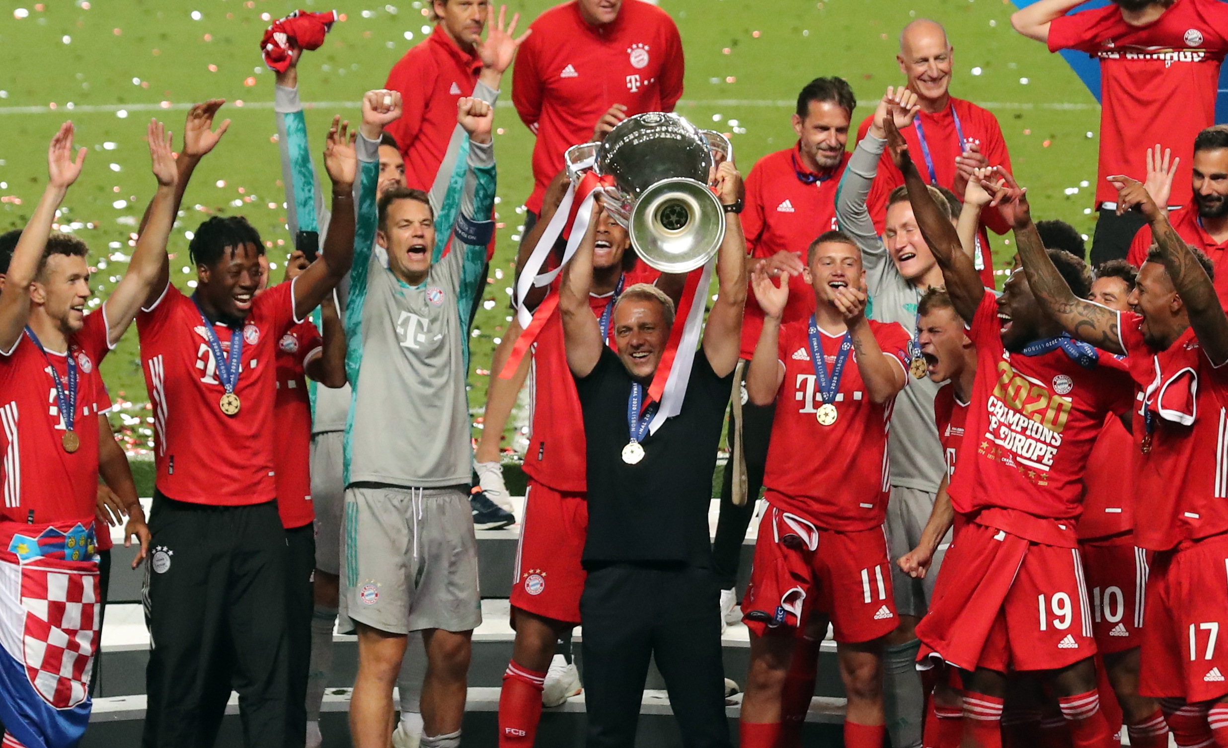 epa08621068 Headcoach Hansi Flick (C) of FC Bayern reacts with the trophy and players after winning the UEFA Champions League final between Paris Saint-Germain and Bayern Munich in Lisbon, Portugal, 23 August 2020.  EPA-EFE/Miguel A. Lopes / POOL