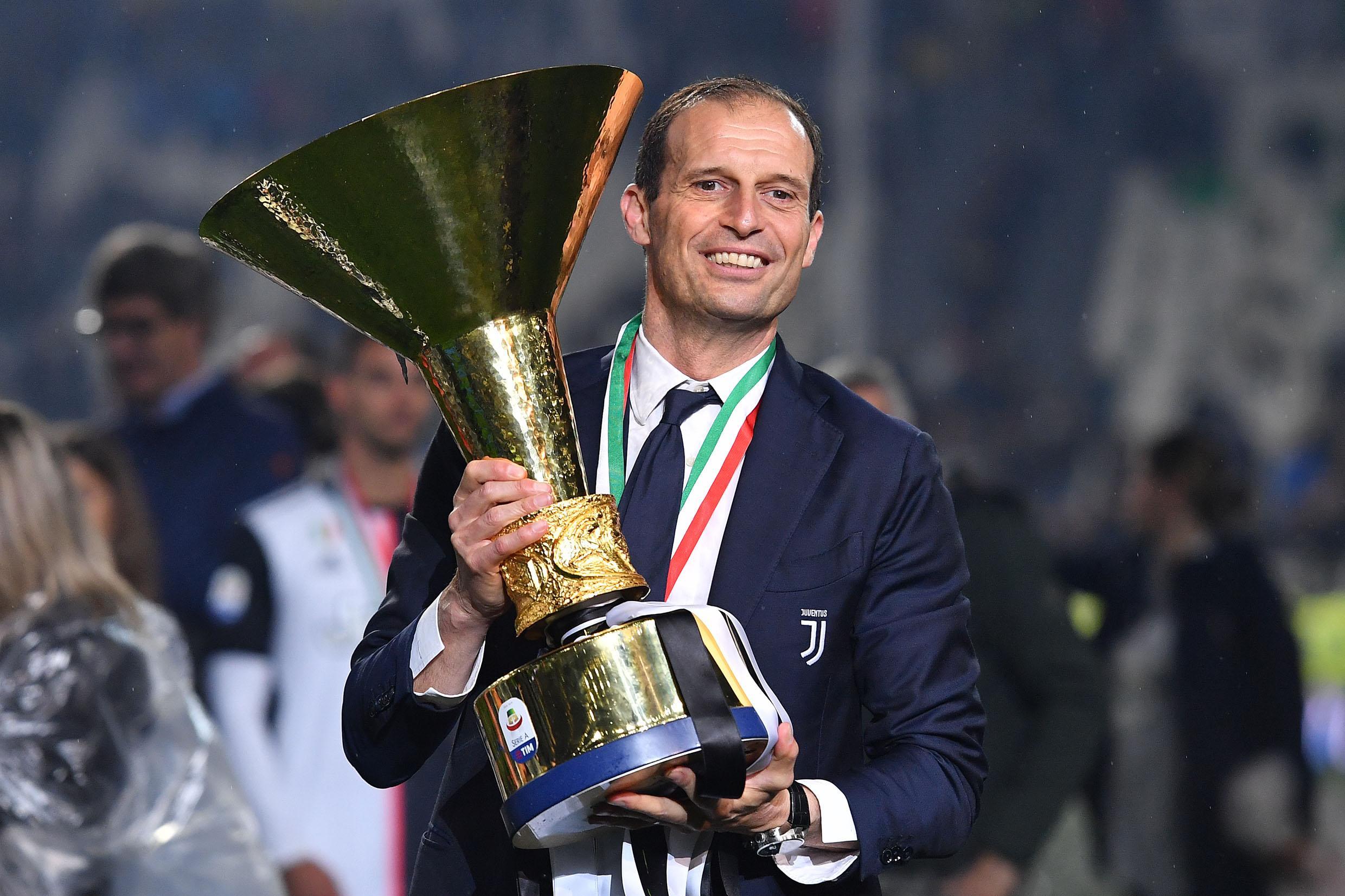 epa07586055 Juventus head coach Massimiliano Allegri celebrates with the Serie A title trophy at the end of the Italian Serie A soccer match Juventus FC vs Atalanta BC at the Allianz Stadium in Turin, Italy, 19 May 2019.  EPA-EFE/ALESSANDRO DI MARCO