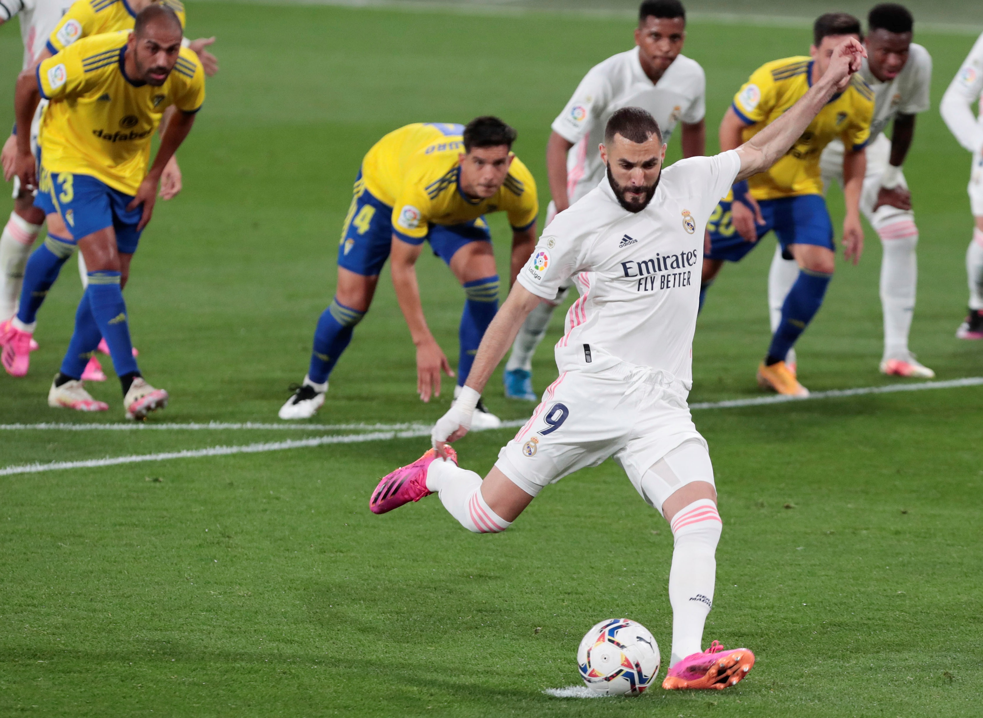 epa09151348 Real Madrid's striker Karim Benzema scores the 0-1 goal from the penalty spot during the Spanish LaLiga soccer match between Cadiz CF and Real Madrid played at Ramon de Carranza stadium in Cadiz, Spain, 21 April 2021.  EPA-EFE/ROMAN RIOS