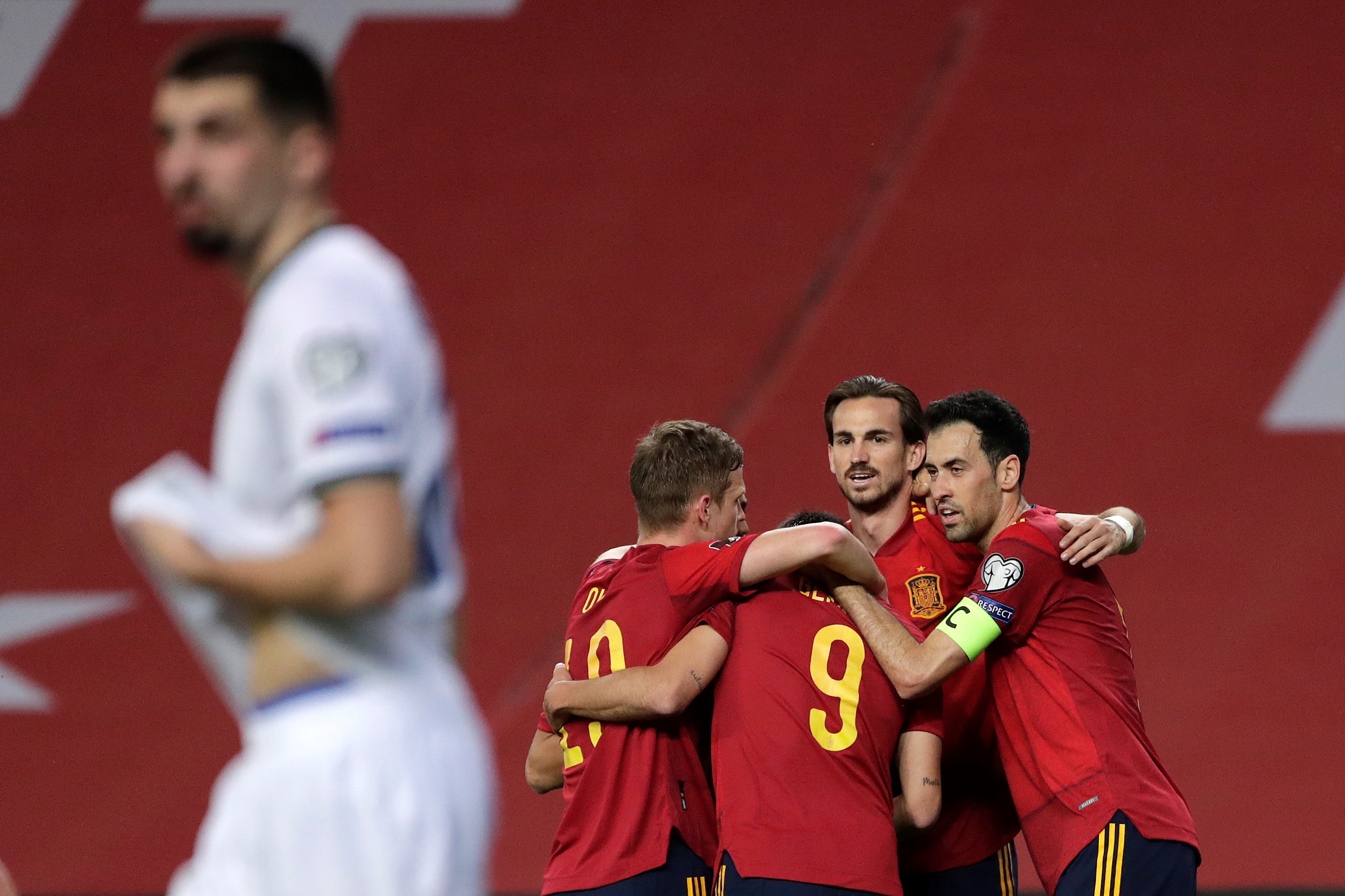 epa09109473 Spain's players celebrate the 3-1 lead during their FIFA World Cup 2022 Qualifying round - Group B soccer match between Spain and Kosovo at La Cartuja stadium in Seville, Andalusia, Spain, 31 March 2021.  EPA-EFE/Julio Munoz