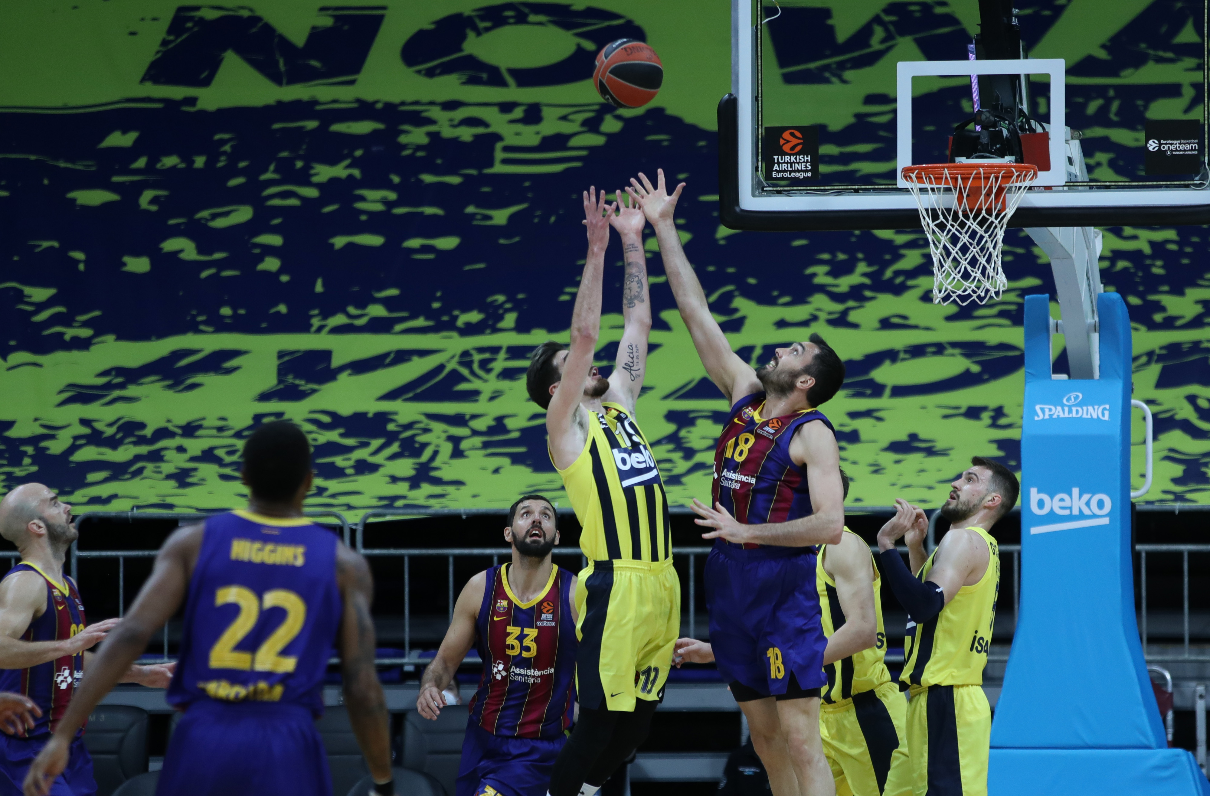 epa09112367 Nando De Colo (C-L) of Fenerbahce in action against Pierre Oriola (C-R) of Barcelona during the Euroleague basketball match between Fenerbahce Beko and FC Barcelona in Istanbul, Turkey, 02 April 2021.  EPA-EFE/ERDEM SAHIN