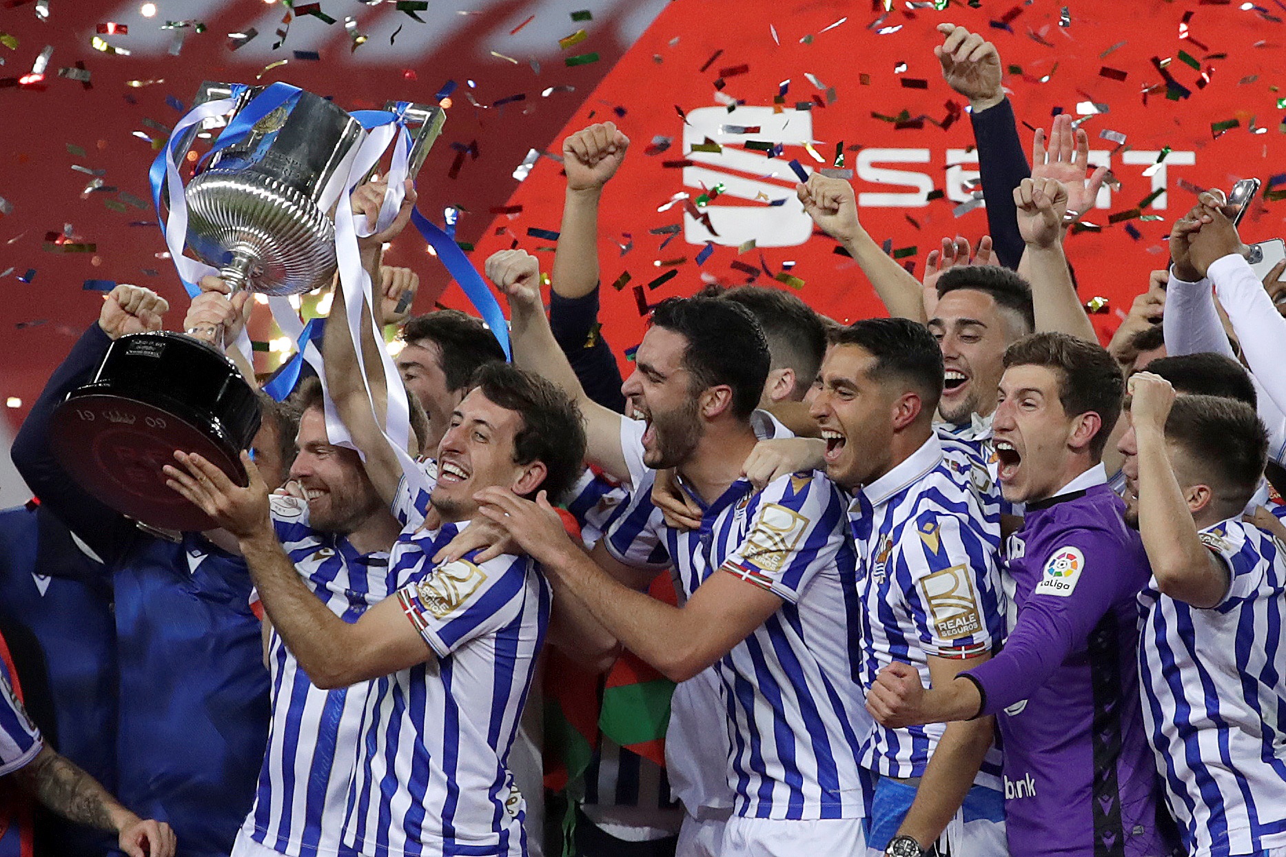 epa09114689 Real Sociedad's winger Mikel Oyarzabal (C-L) shows the King's Cup trophy after winning the 2020 Spanish King's Cup final soccer match against Athletic Club at La Cartuja stadium in Seville, Andalusia, Spain, 03 April 2021.  EPA-EFE/Julio Munoz