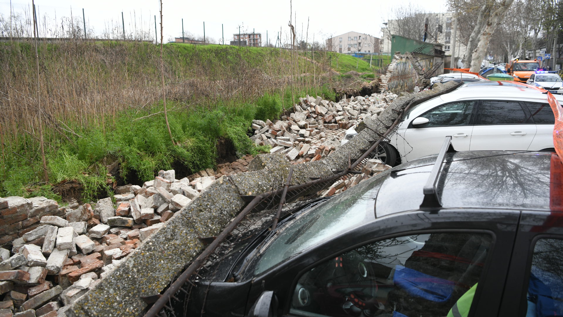 Zemun 04.04.2021. Srušen zid kod Zemunskog stadiona u Dobanovačkoj ulici, zemunski stadion, Dobanovačka Foto: Vesna Lalić/Nova.rs