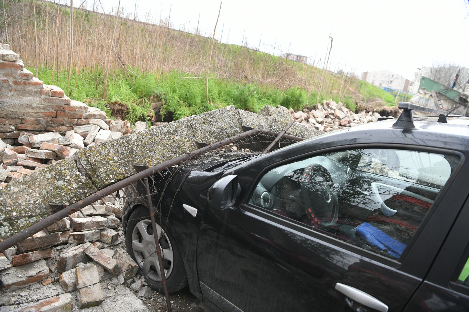 Zemun 04.04.2021. Srušen zid kod Zemunskog stadiona u Dobanovačkoj ulici, zemunski stadion, Dobanovačka Foto: Vesna Lalić/Nova.rs