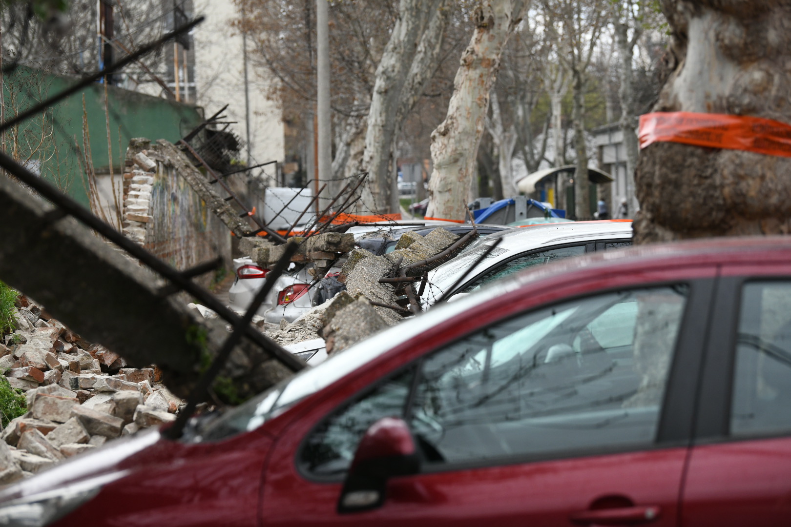 Zemun 04.04.2021. Srušen zid kod Zemunskog stadiona u Dobanovačkoj ulici, zemunski stadion, Dobanovačka Foto: Vesna Lalić/Nova.rs