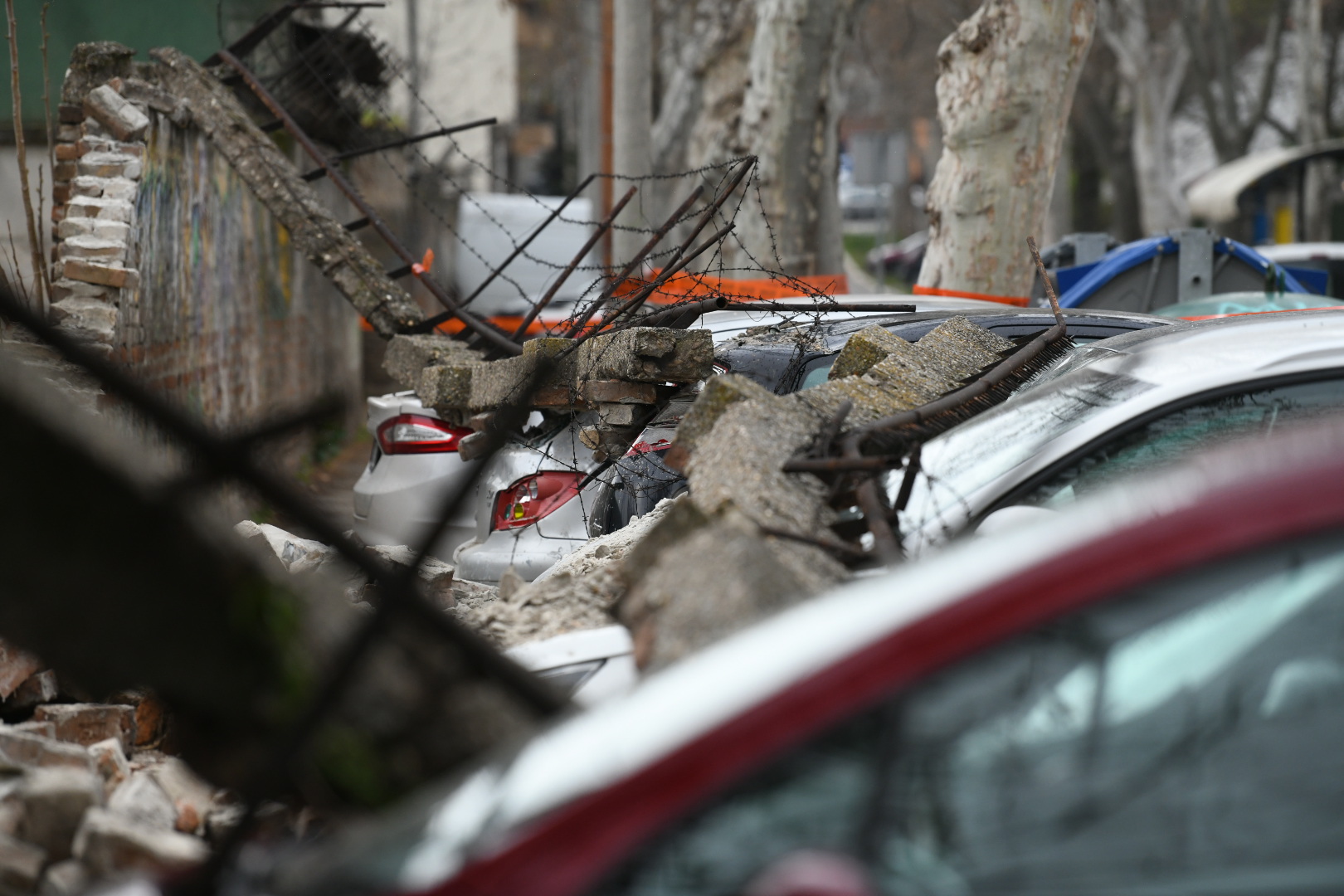 Zemun 04.04.2021. Srušen zid kod Zemunskog stadiona u Dobanovačkoj ulici, zemunski stadion, Dobanovačka Foto: Vesna Lalić/Nova.rs
