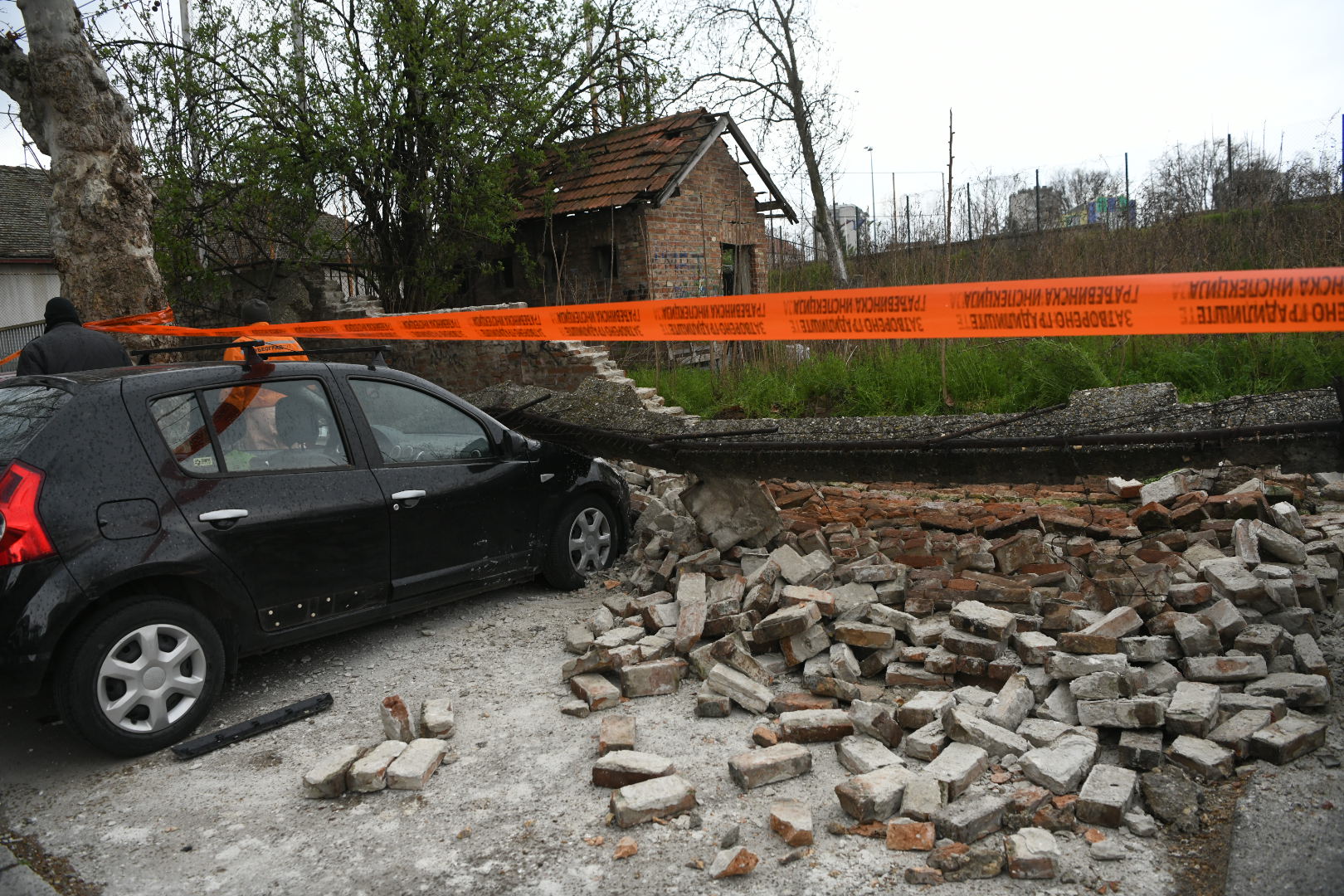 Zemun 04.04.2021. Srušen zid kod Zemunskog stadiona u Dobanovačkoj ulici, zemunski stadion, Dobanovačka Foto: Vesna Lalić/Nova.rs