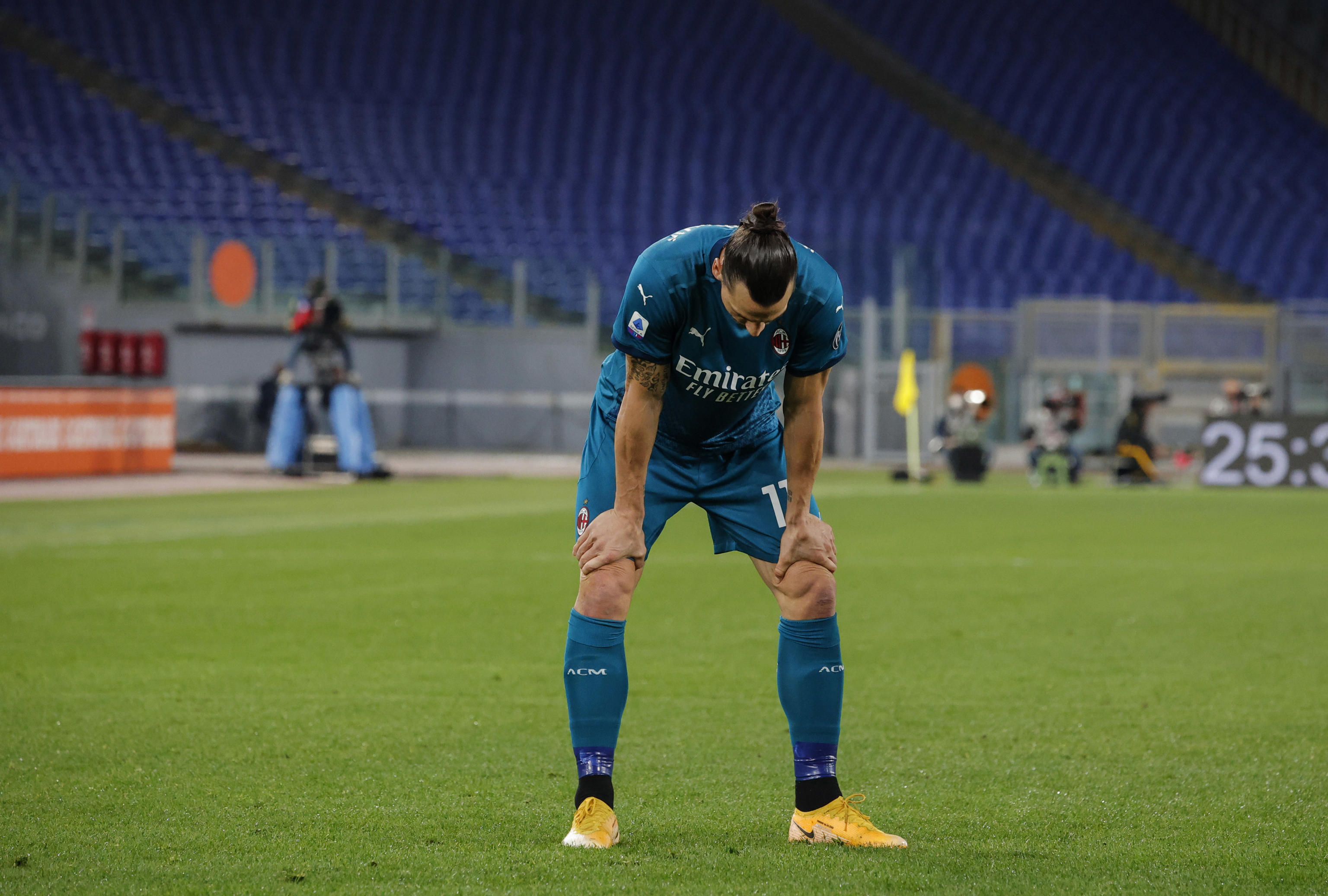 epa09043519 Milan?s Zlatan Ibrahimovic reacts during the Italian Serie A soccer match between AS Roma and AC Milan at the Olimpico stadium in Rome, Italy, 28 February 2021.  EPA-EFE/GIUSEPPE LAMI