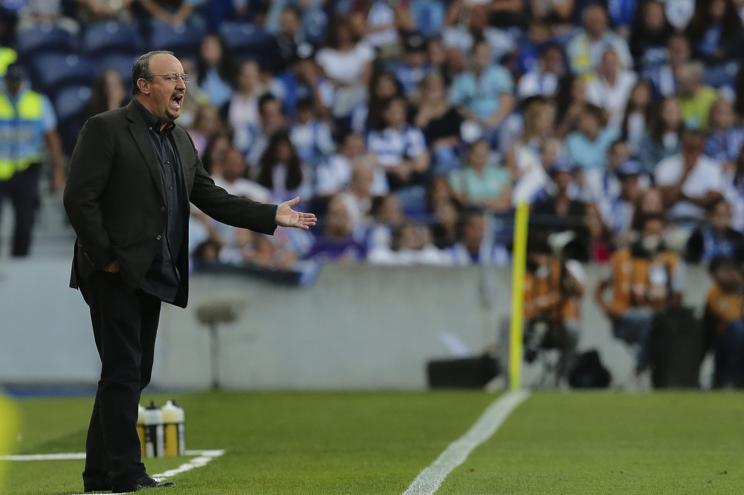 epa06916627 Newcastle's head-coach Rafael Benítez reacts during the friendly soccer match between FC Porto and Newcastle United at Dragao stadium, Porto, Portugal, 28 July 2018.  EPA-EFE/MANUEL FERNANDO ARAUJO
