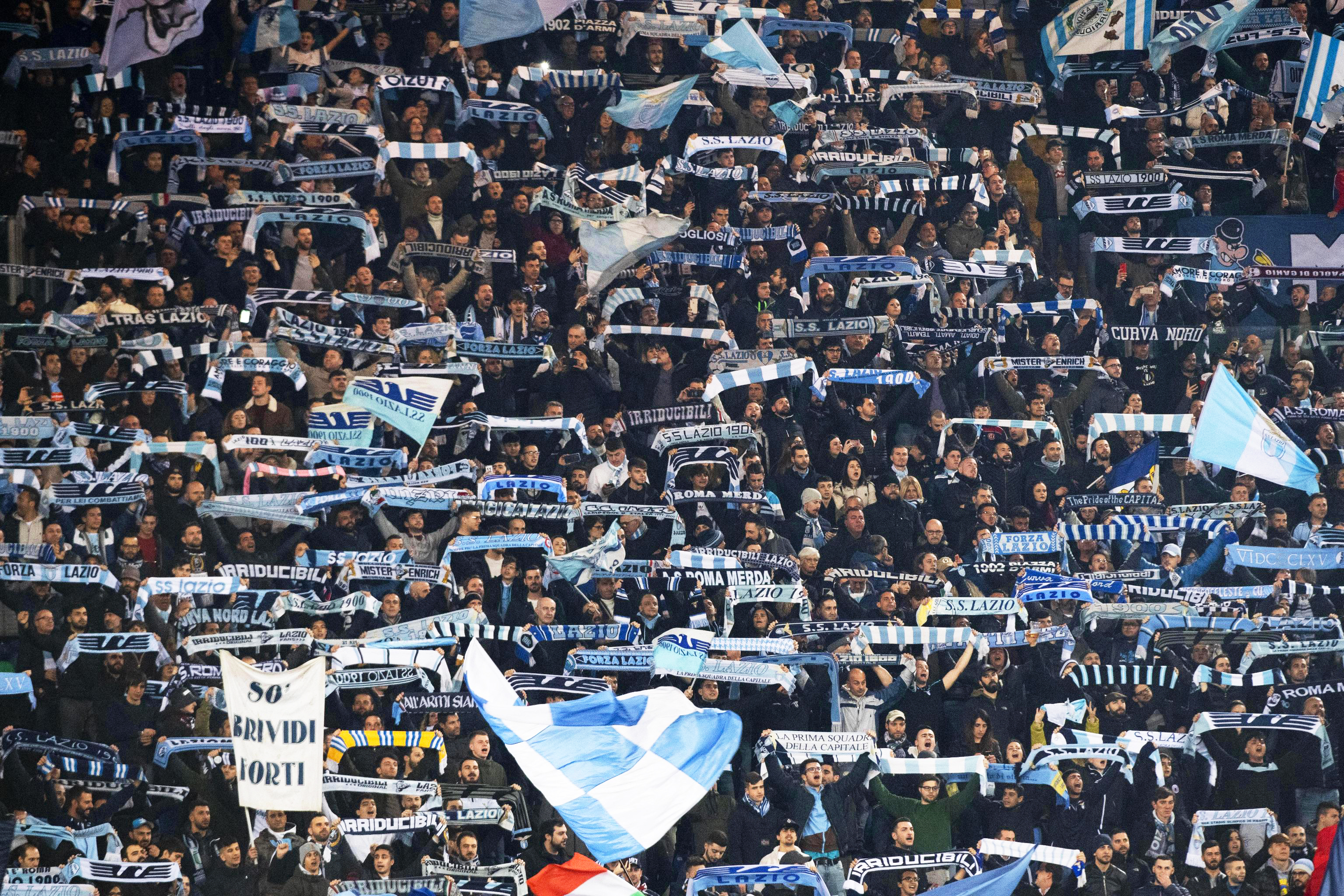 epa07409535 Lazio fans cheer for their team during the Italian Serie A soccer match between SS Lazio and AS Roma in Rome, Italy, 02 March 2019.  EPA-EFE/CLAUDIO PERI