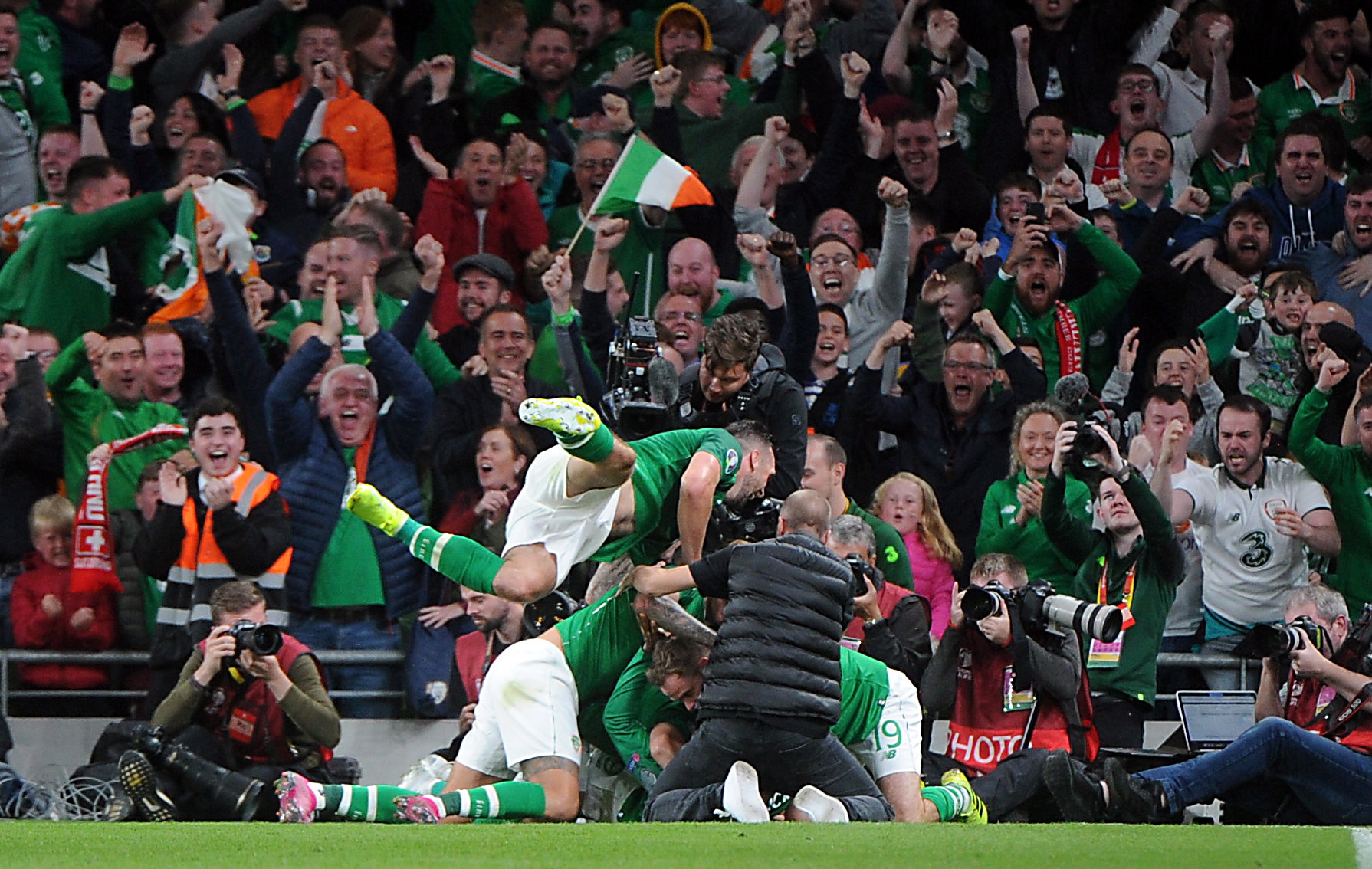 epa07820974 Ireland players celebrate during the UEFA Euro 2020 qualifying Group D soccer match between Ireland and Switzerland at the Aviva stadium in Dublin, Ireland, 05 September 2019.  EPA-EFE/AIDAN CRAWLEY