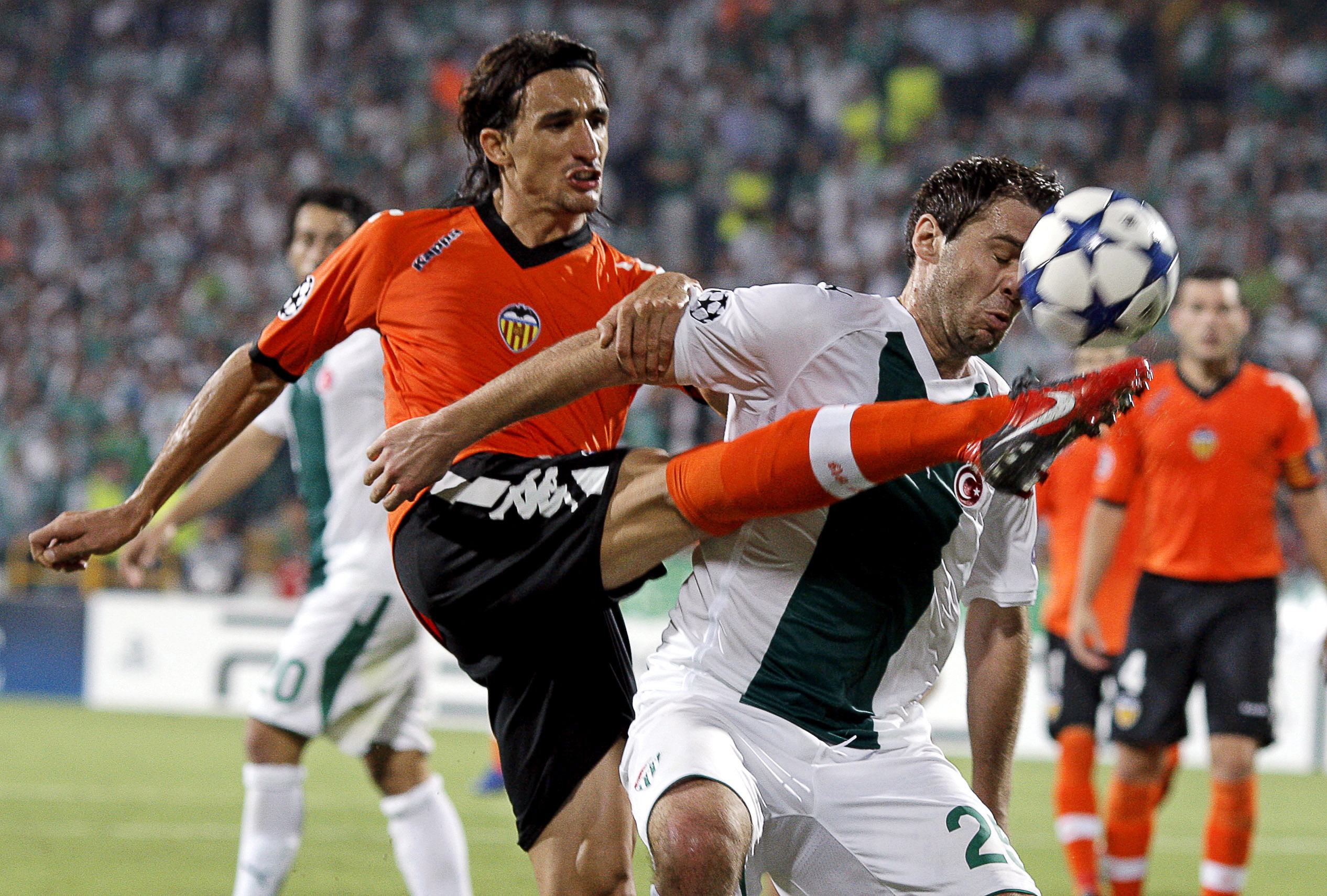 epa02336431 Ivan Ergic (R) of Bursaspor vies for the ball with Mehmet Topal (L) of Valencia during the UEFA Champions League group C soccer match between Bursaspor and Valencia in Bursa, Turkey, 14 September 2010.  EPA/KERIM OKTEN