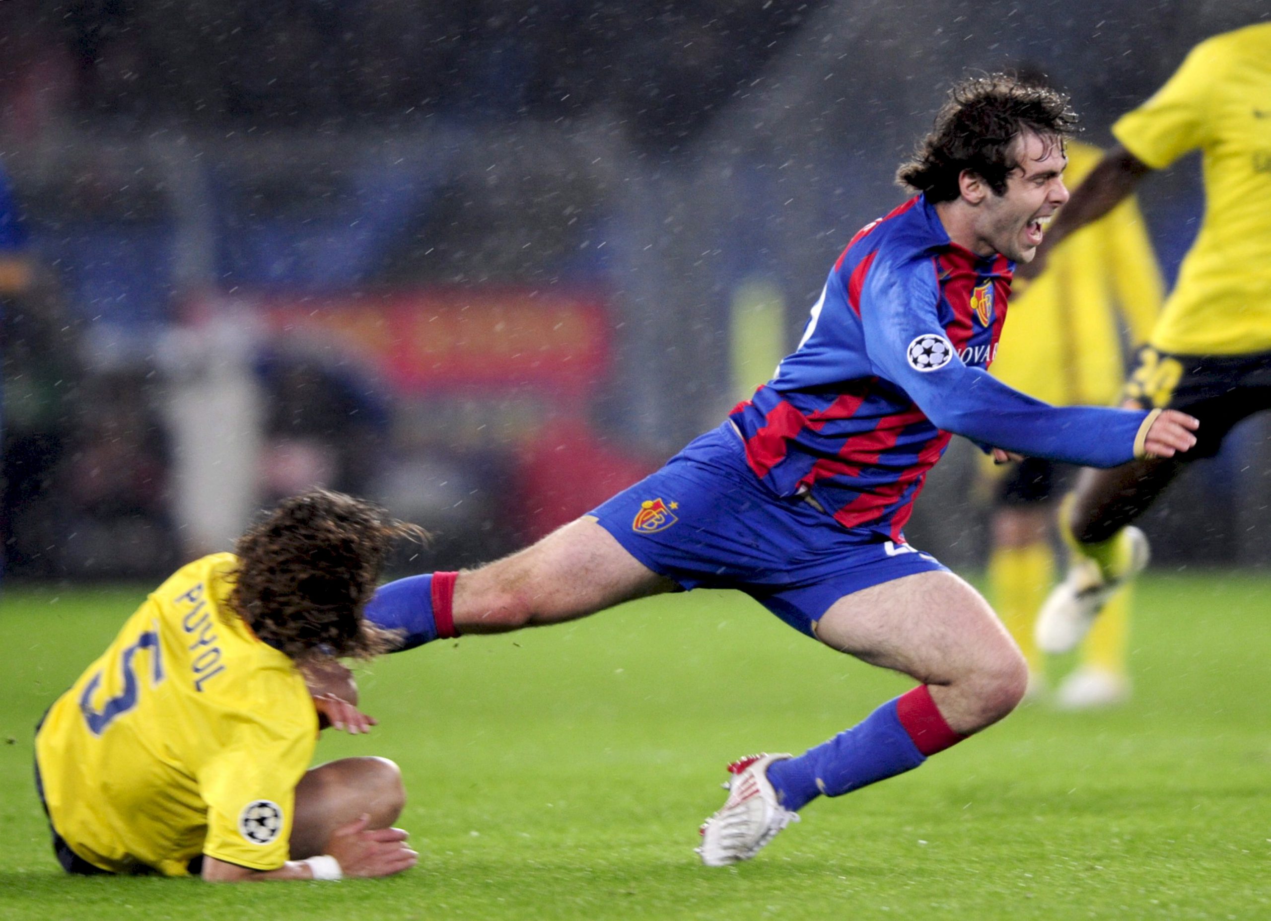epa01528020 FC Basel's Ivan Ergic (R) is tackled by FCBarcelona's Carles Puyol (L) during their Champions League group C soccer match at the St. Jakob Park Stadium in Basle, Switzerland, 22 October 2008.  EPA/WALTER BIERI