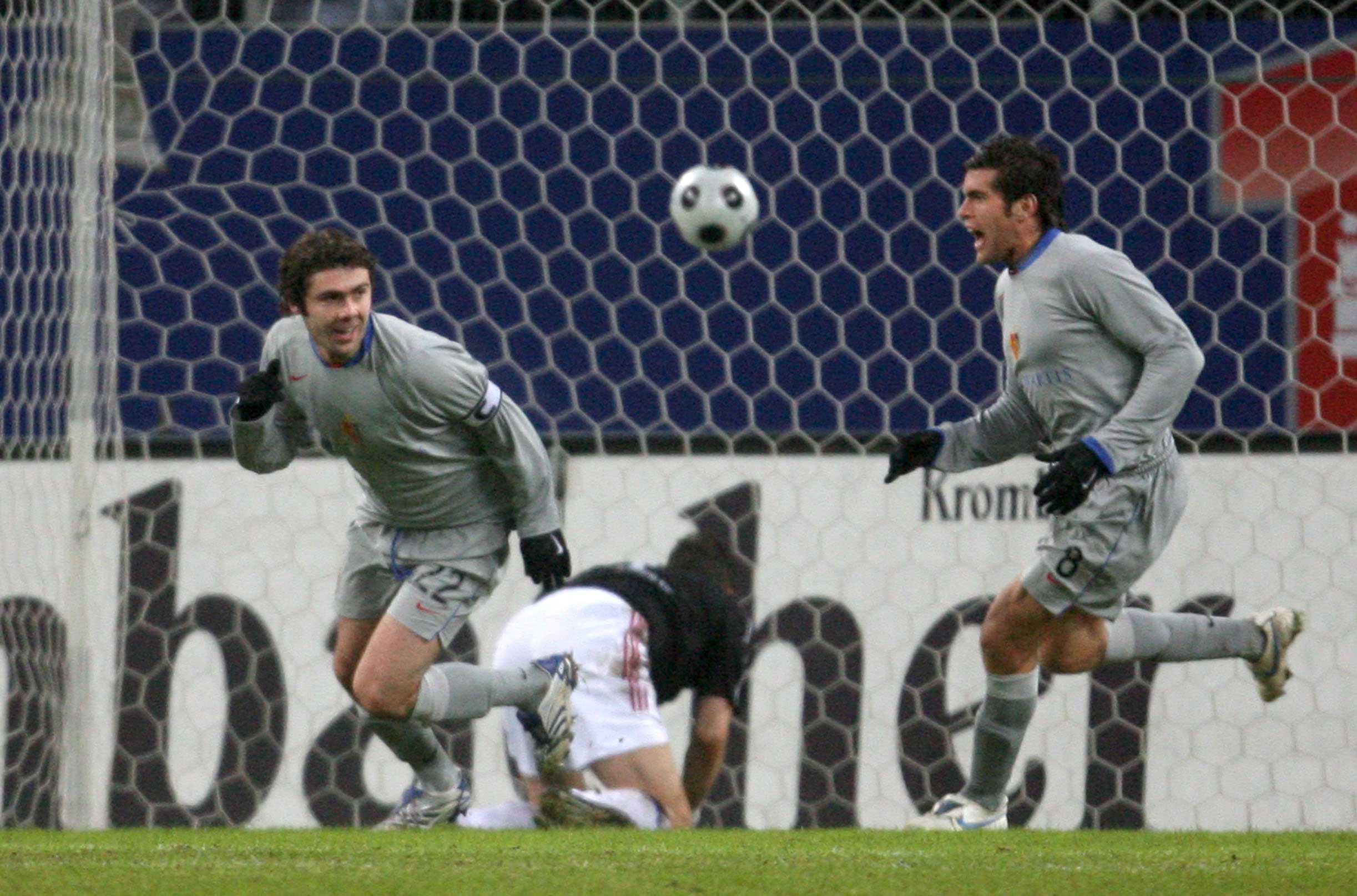 epa01206203 Ivan Ergic of FC Basel (L) celebrates with team mate Benjamin Huggel after opening the score against Hamburg SV during their UEFA Cup match in Hamburg 20 December 2007.  EPA/Sebastian Widmann