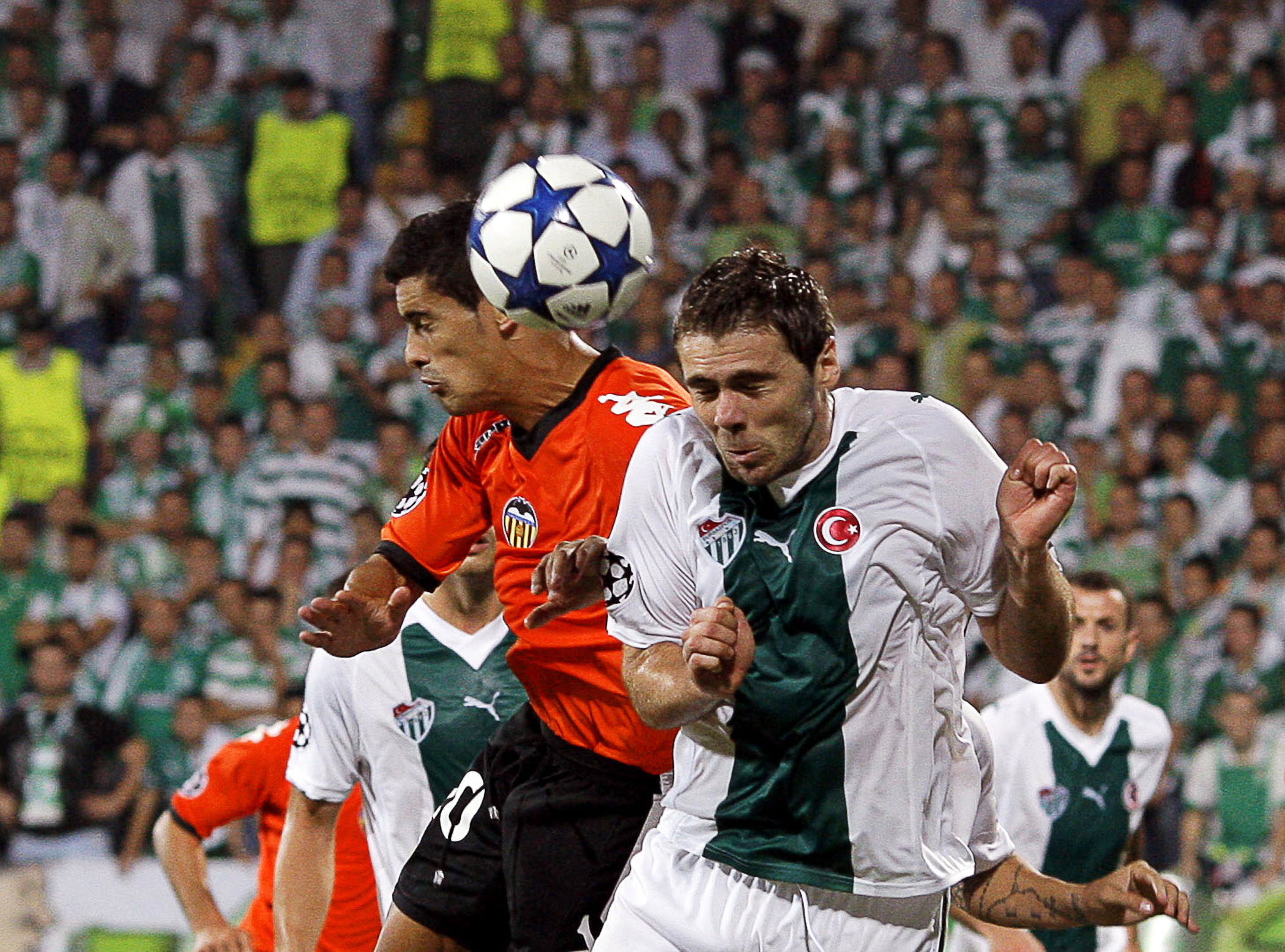 epa02336433 Ivan Ergic (R) of Bursaspor vies for the ball with Ricardo Costa (L) of Valencia during the UEFA Champions League group C soccer match between Bursaspor and Valencia in Bursa, Turkey, 14 September 2010.  EPA/KERIM OKTEN