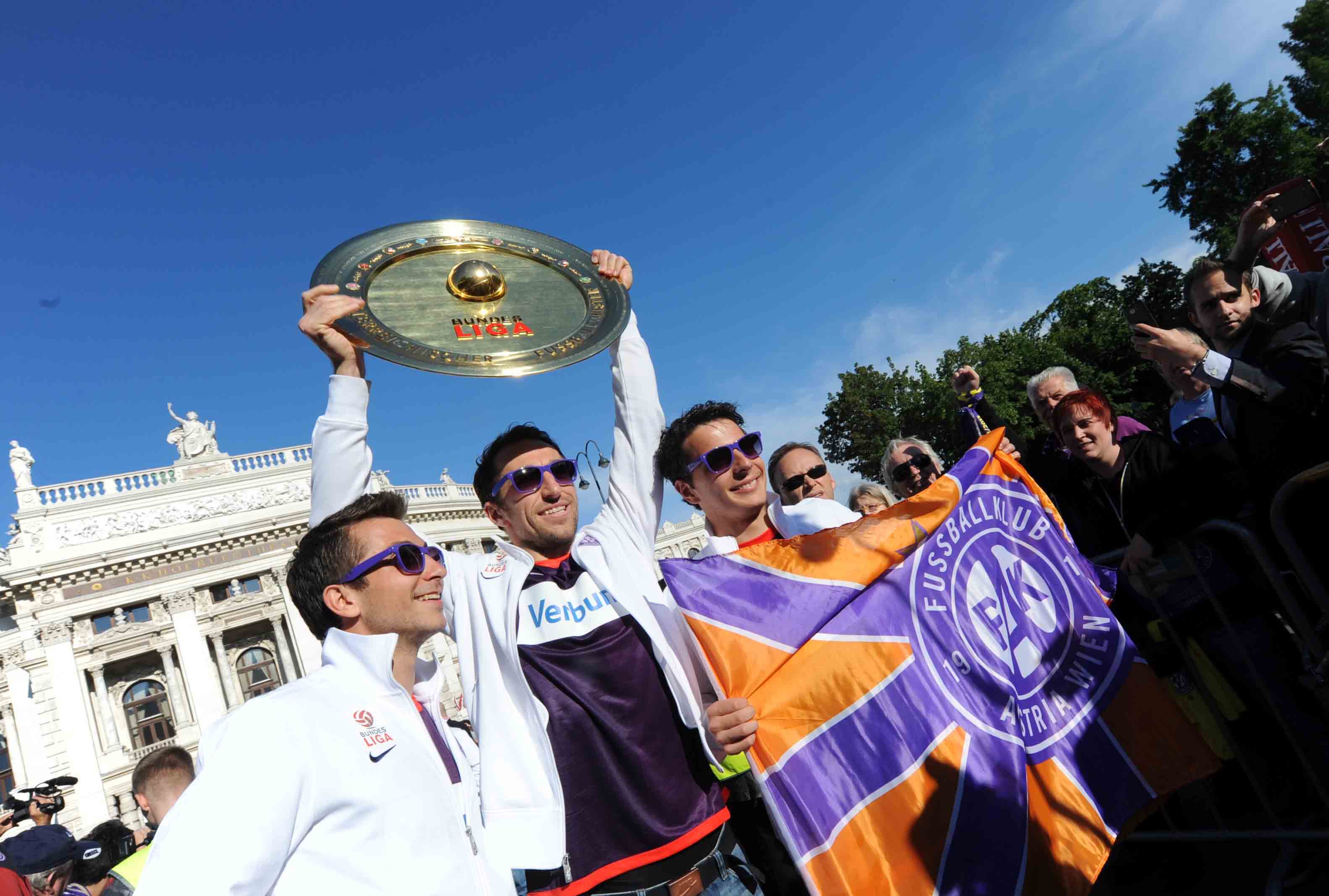 epa03721551 FK Austria Wien  players hold aloft the trophy of the Austrian Soccer Championship as the team celebrates with fans at the Rathausplatz in Vienna, Austria, 28 May 2013.  EPA/HERBERT PFARRHOFER