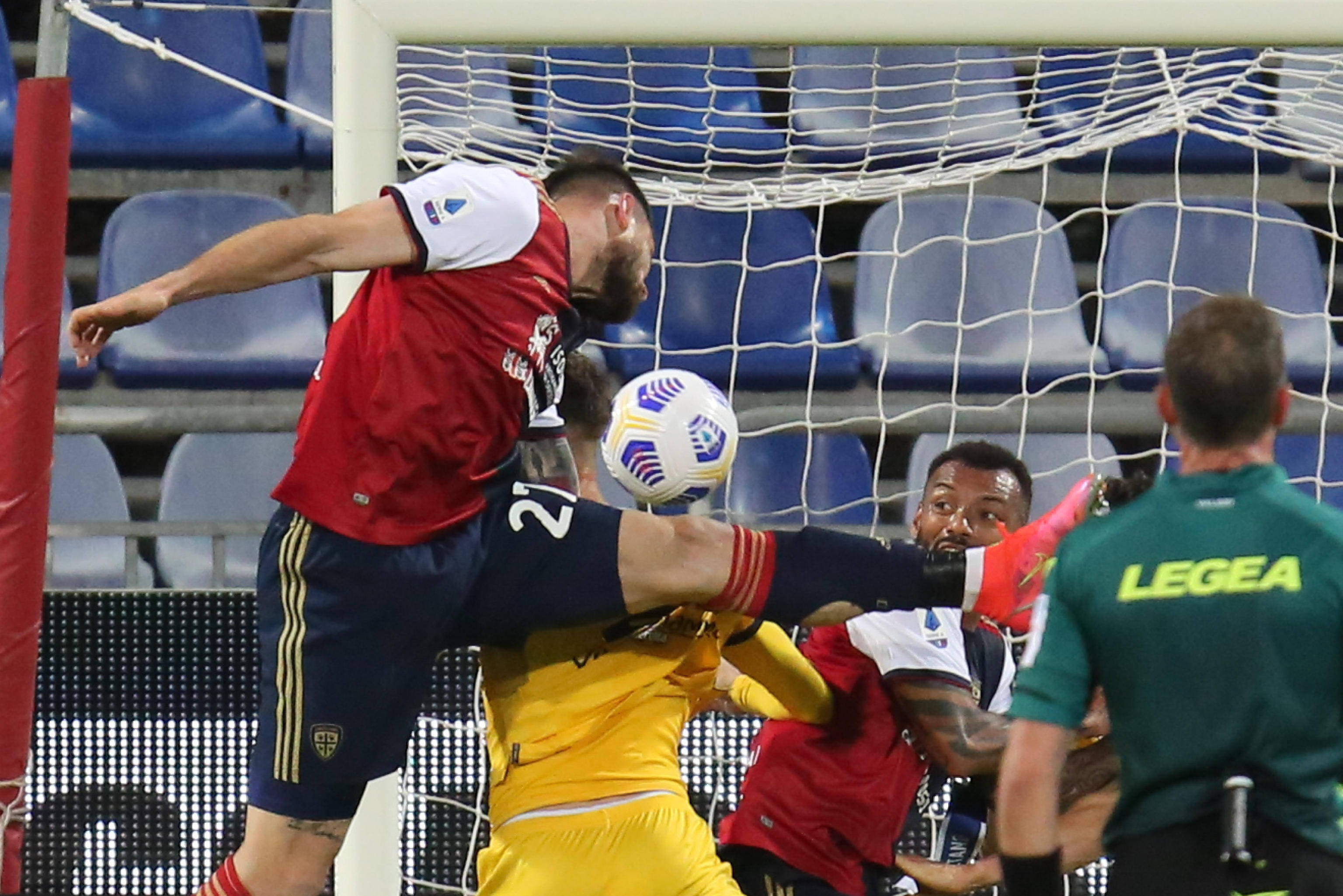 epa09142292 Cagliari's Alberto Cerri  scores the goal 4-3  during the Italian Serie A soccer match Cagliari Calcio vs Parma Calcio at Sardegna Arena stadium in Cagliari, Sardinia island, Italy, 17 April 2021.  EPA-EFE/FABIO MURRU