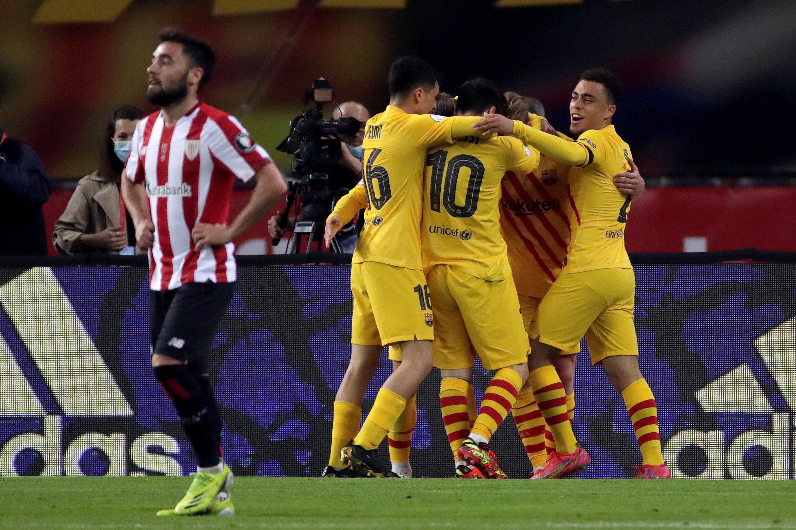 epa09142285 FC Barcelona's players celebrate the 0-1 goal during the Spanish King's Cup 2021 final soccer match between FC Barcelona and Athletic Bilbao held at La Cartuja Stadium, in Seville, southern Spain, 17 April 2021.  EPA-EFE/Julio Munoz