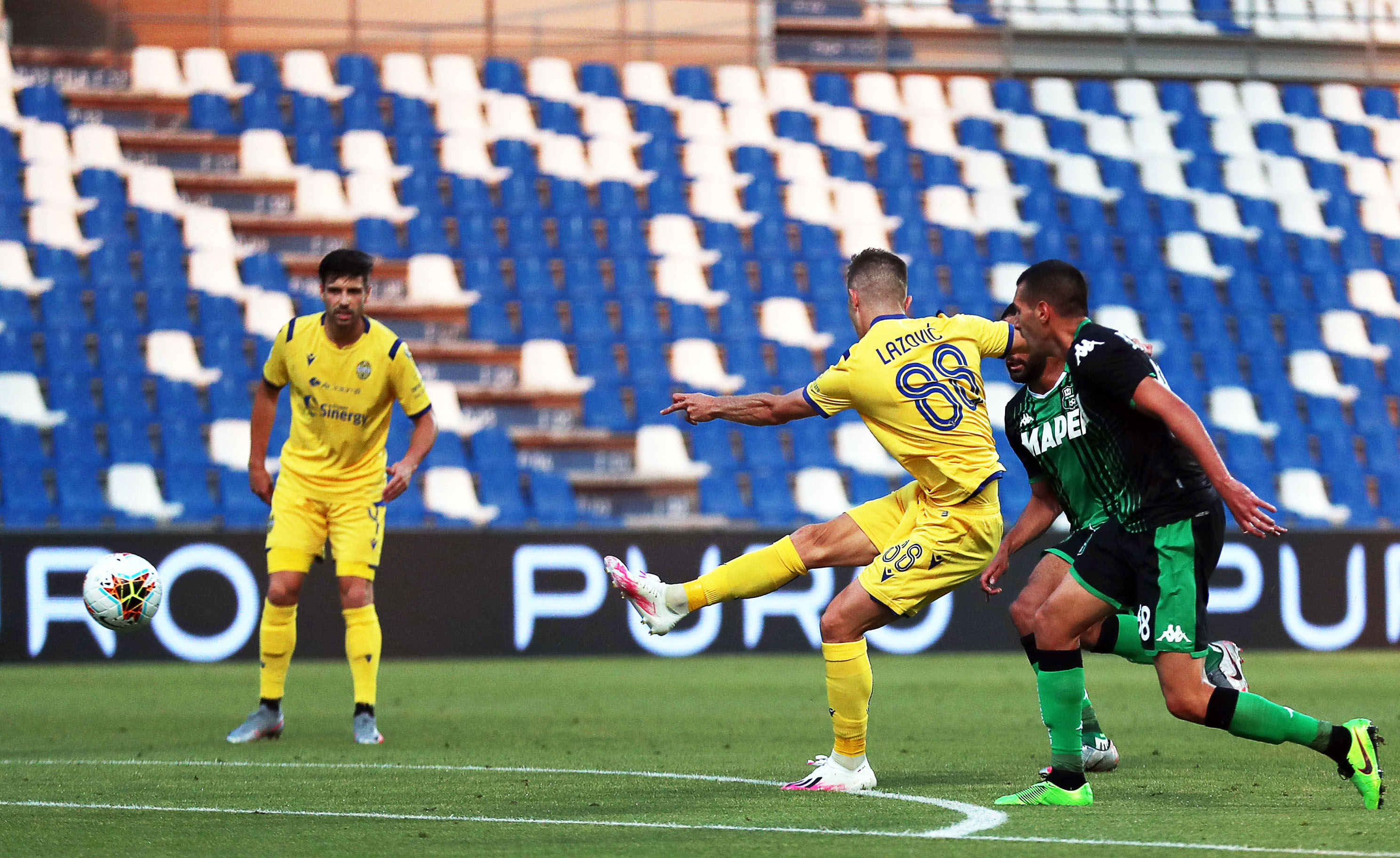 epa08514815 Hellas Verona's Darko Lazovic (C) scores the 1-0 lead during the Italian Serie A soccer match between US Sassuolo Calcio and Hellas Verona in Reggio Emilia, Italy, 28 June 2020.  EPA-EFE/SERENA CAMPANINI
