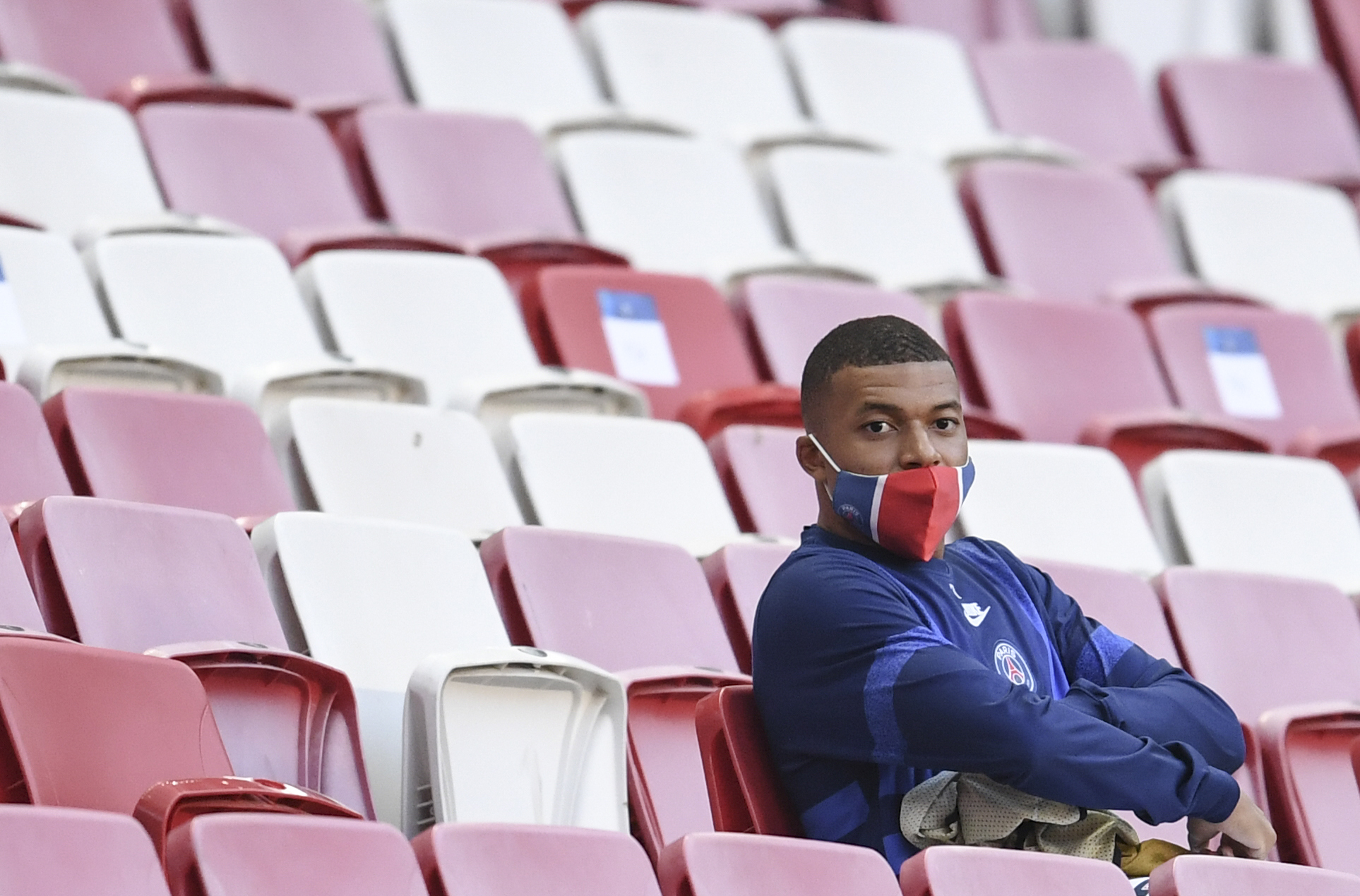 epaselect epa08599790 Paris Saint Germain's substitute player Kylian Mbappe in the stands during the UEFA Champions League quarter final match between Atalanta and Paris Saint-Germain in Lisbon, Portugal 12 August 2020.  EPA-EFE/David Ramos / POOL