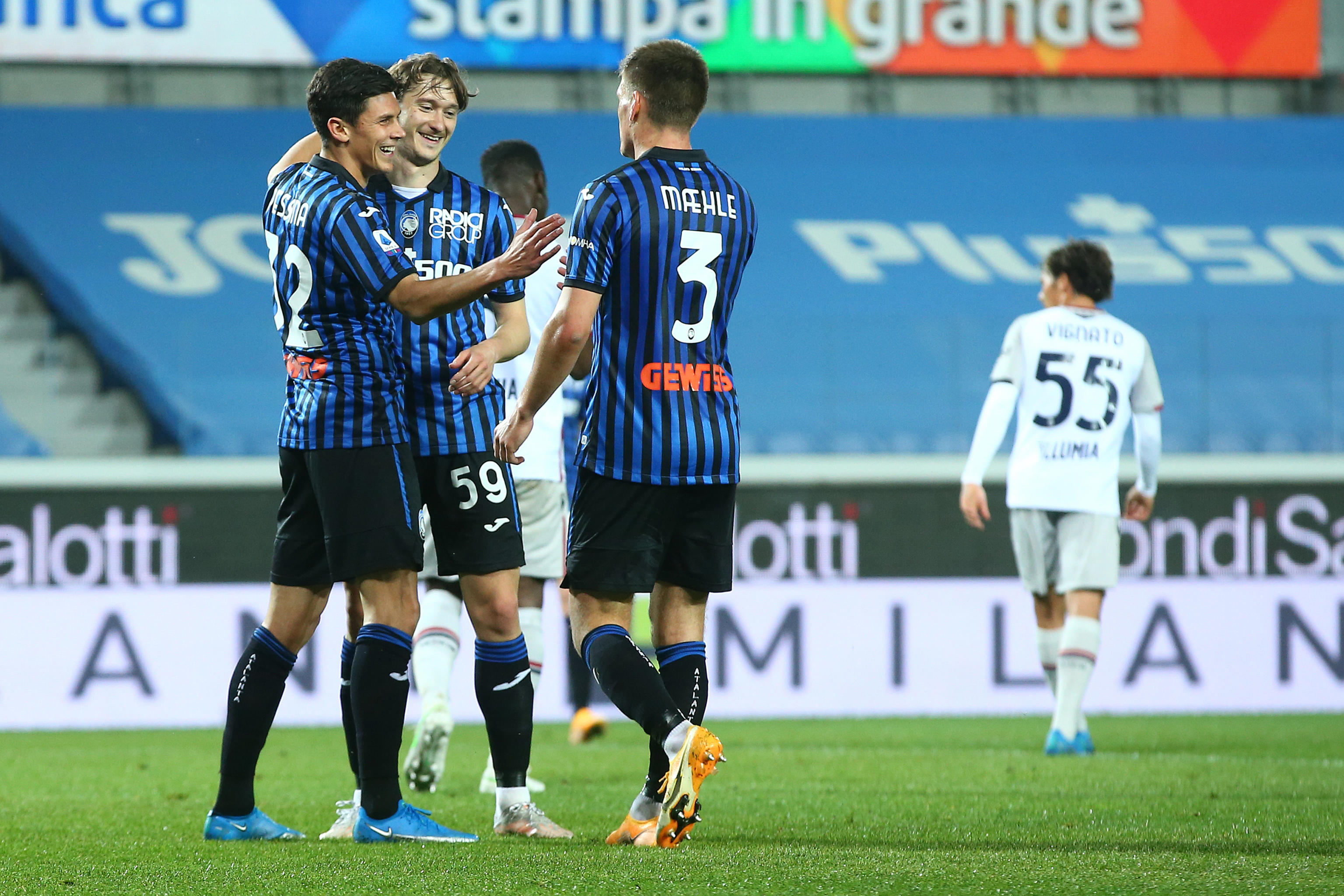 epa09159444 Atalanta's Aleksej Miranchuk celebrates with his teammates after scoring the 5-0 goal during the Italian Serie A soccer match between Atalanta Bergamo and Bologna FC in Bergamo, Italy, 25 April 2021.  EPA-EFE/PAOLO MAGNI