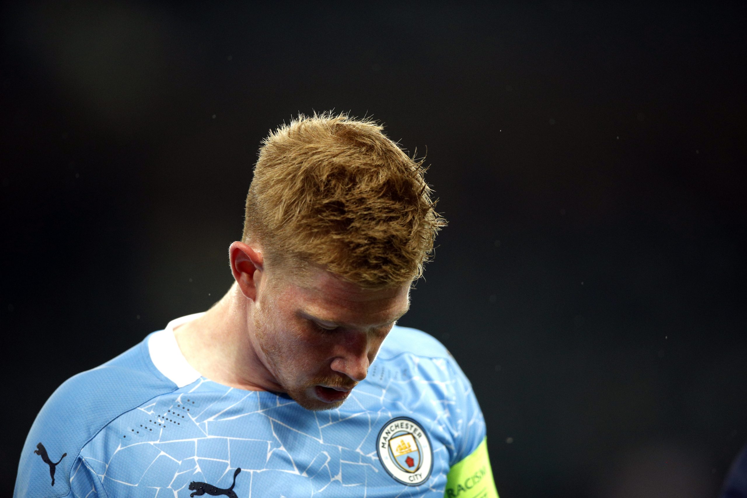 epa09165979 Manchester City's Kevin De Bruyne reacts during the UEFA Champions League semi final, first leg soccer match between PSG and Manchester City at the Parc des Princes stadium in Paris, France, 28 April 2021.  EPA-EFE/YOAN VALAT