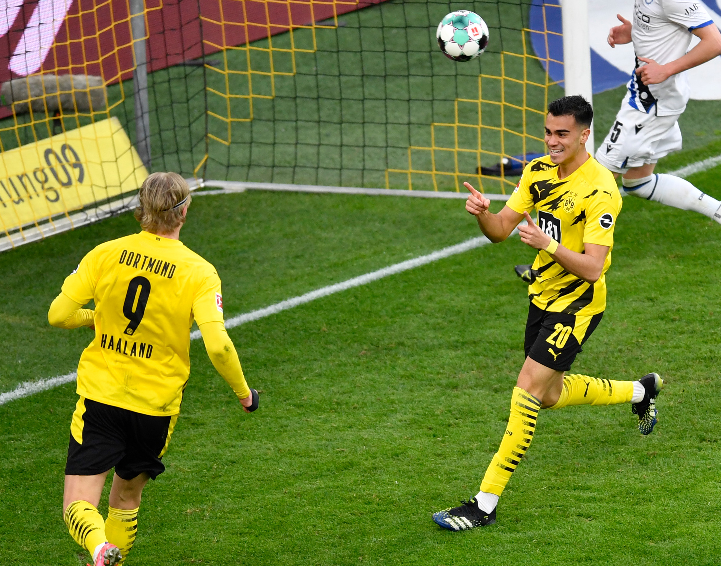 epa09040697 Dortmund's Reinier (r) celebrates scoring the 3-0 during the German Bundesliga soccer match between Borussia Dortmund and Arminia Bielefeld in Dortmund, Germany, 27 February 2021.  EPA-EFE/Marius Becker / POOL