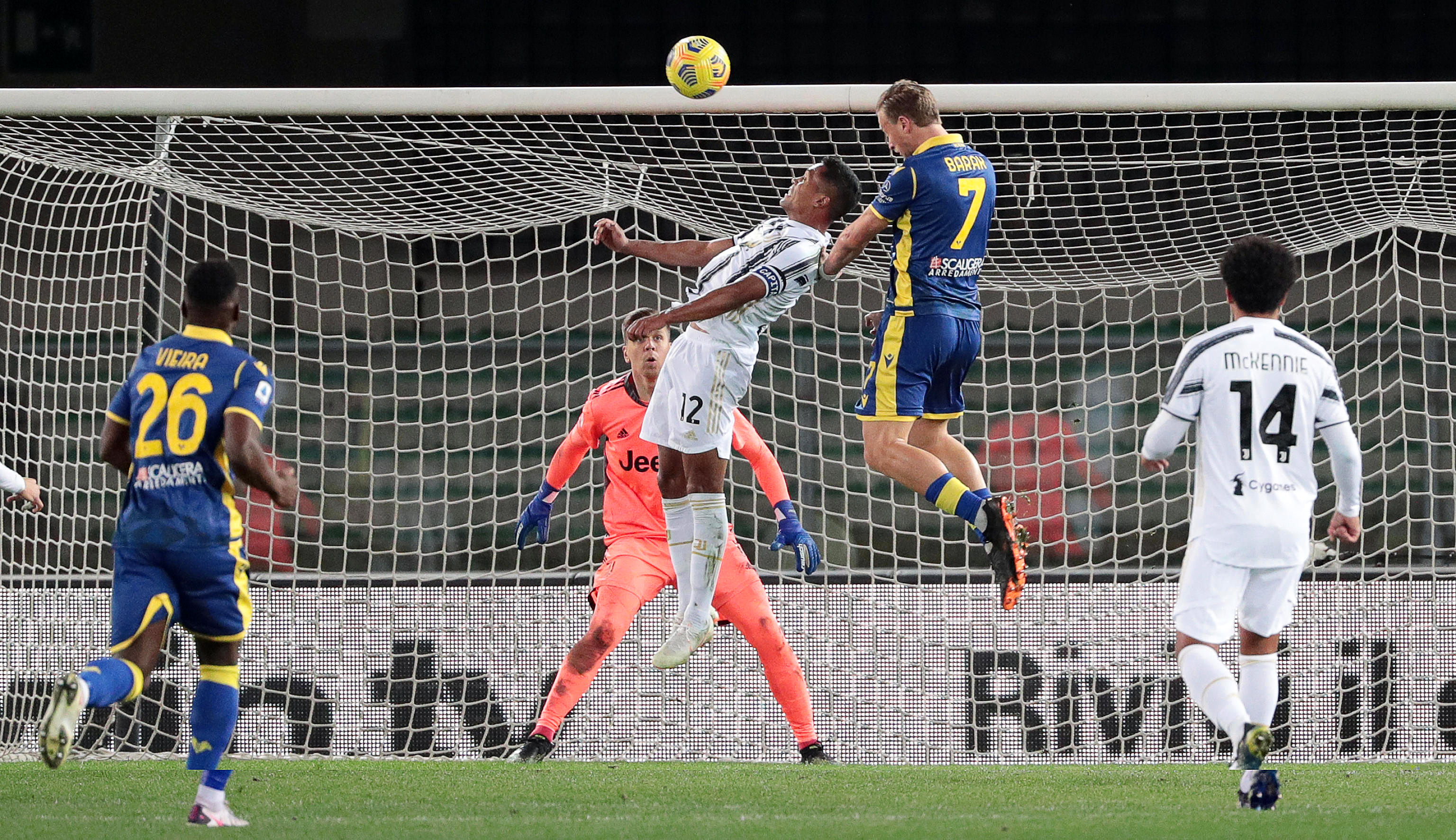 epa09041514 Hellas Verona's Antonin Barak (2-R) scores the 1-1 equalizer during the Italian Serie A soccer match between Hellas Verona FC and Juventus FC at Marcantonio Bentegodi stadium in Verona, Italy, 27 February 2021.  EPA-EFE/EMANUELE PENNACCHIO