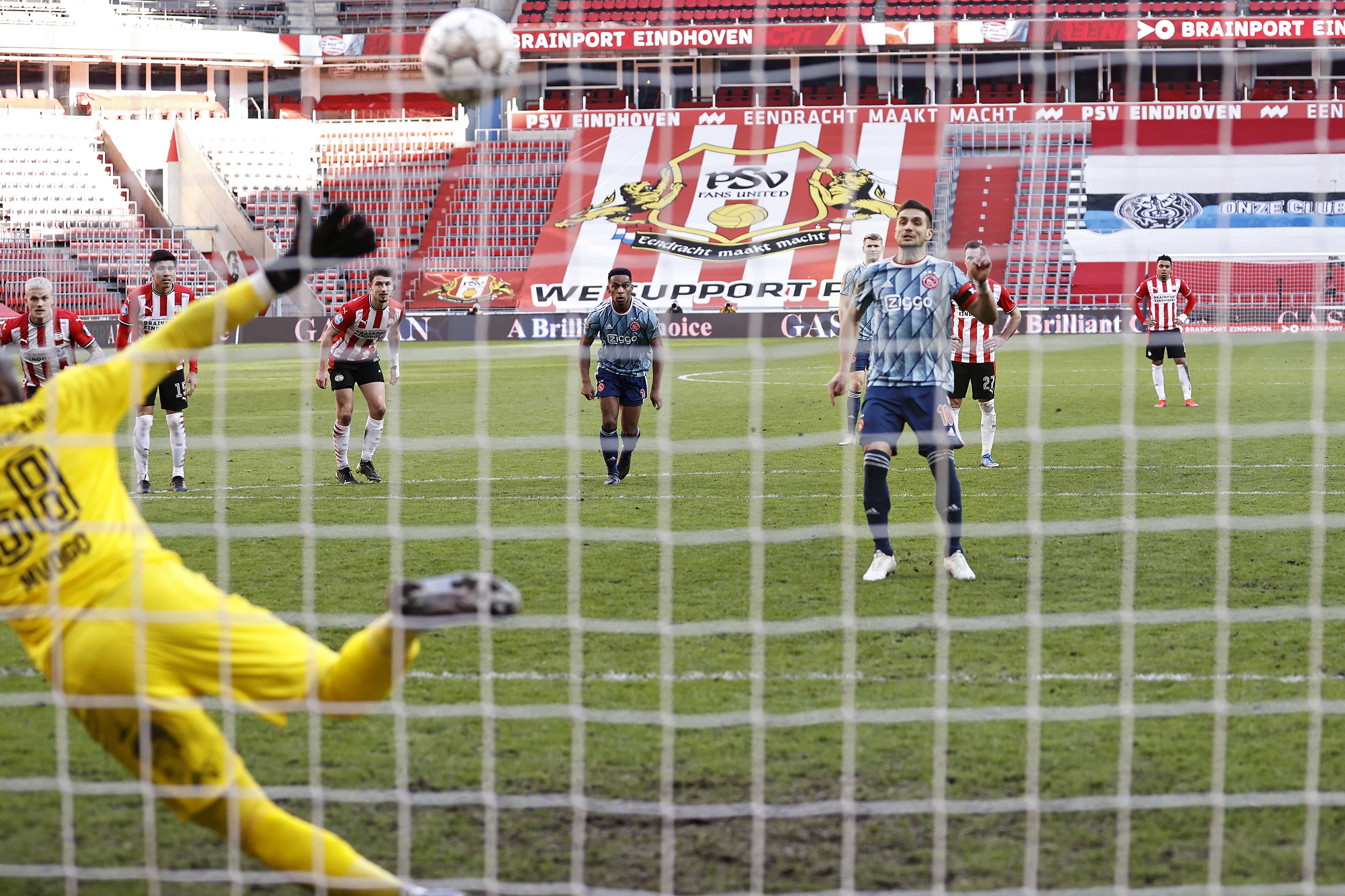 epa09042726 Dusan Tadic (C) of Ajax scores the 1-1 goal  during the Dutch Eredivisie match between PSV Eindhoven and Ajax Amsterdam at the Phillips stadium in Eindhoven, The Netherlands, 28 February 2021.  EPA-EFE/MAURICE VAN STEEN