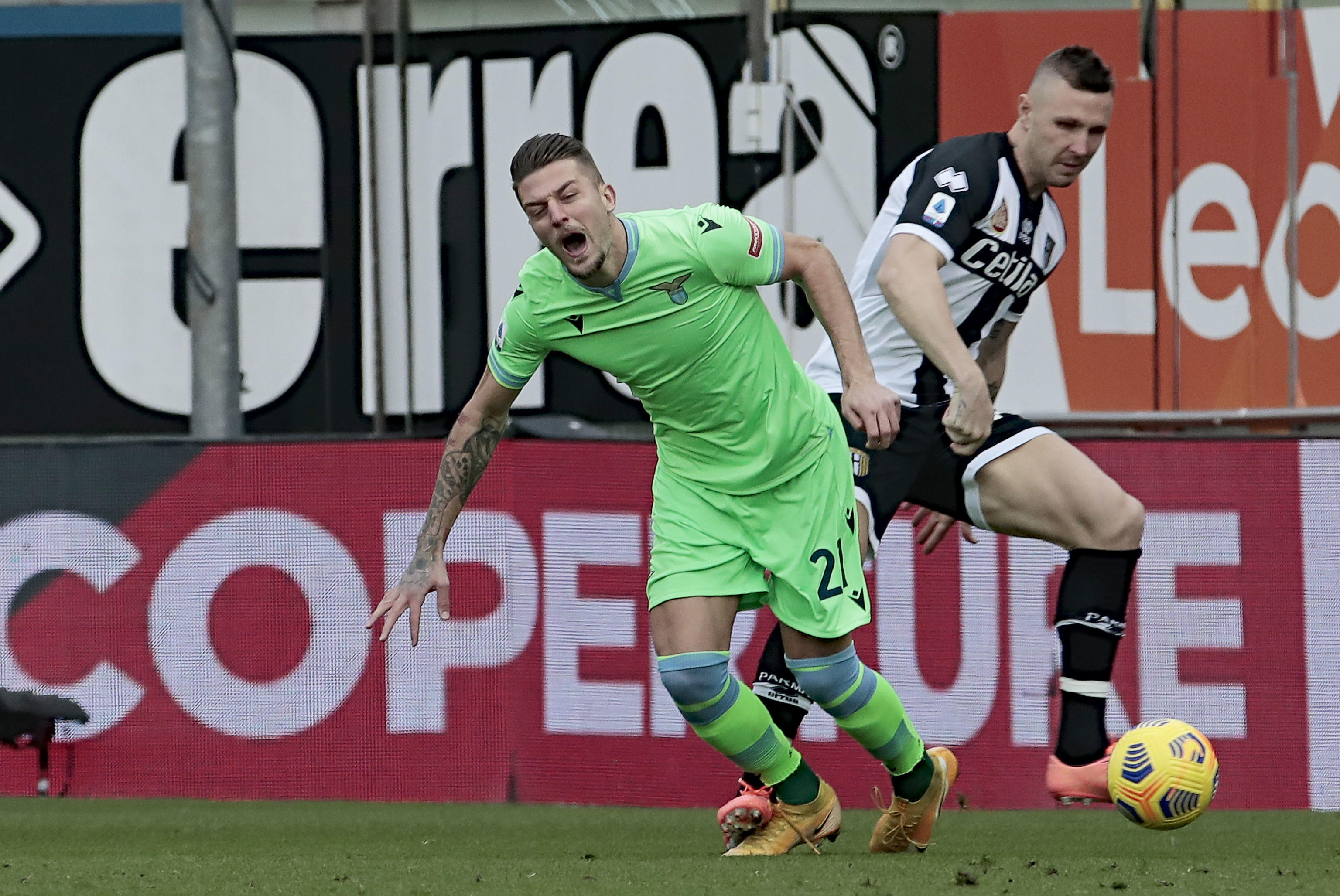 epa08930295 Parma's Jasmin Kurtic (R) and Lazio's Sergej Milinkovic-Savic (L) in action during the Italian Serie A soccer match Parma Calcio vs SS Lazio at Ennio Tardini stadium in Parma, Italy, 10 January 2021.  EPA-EFE/ELISABETTA BARACCHI