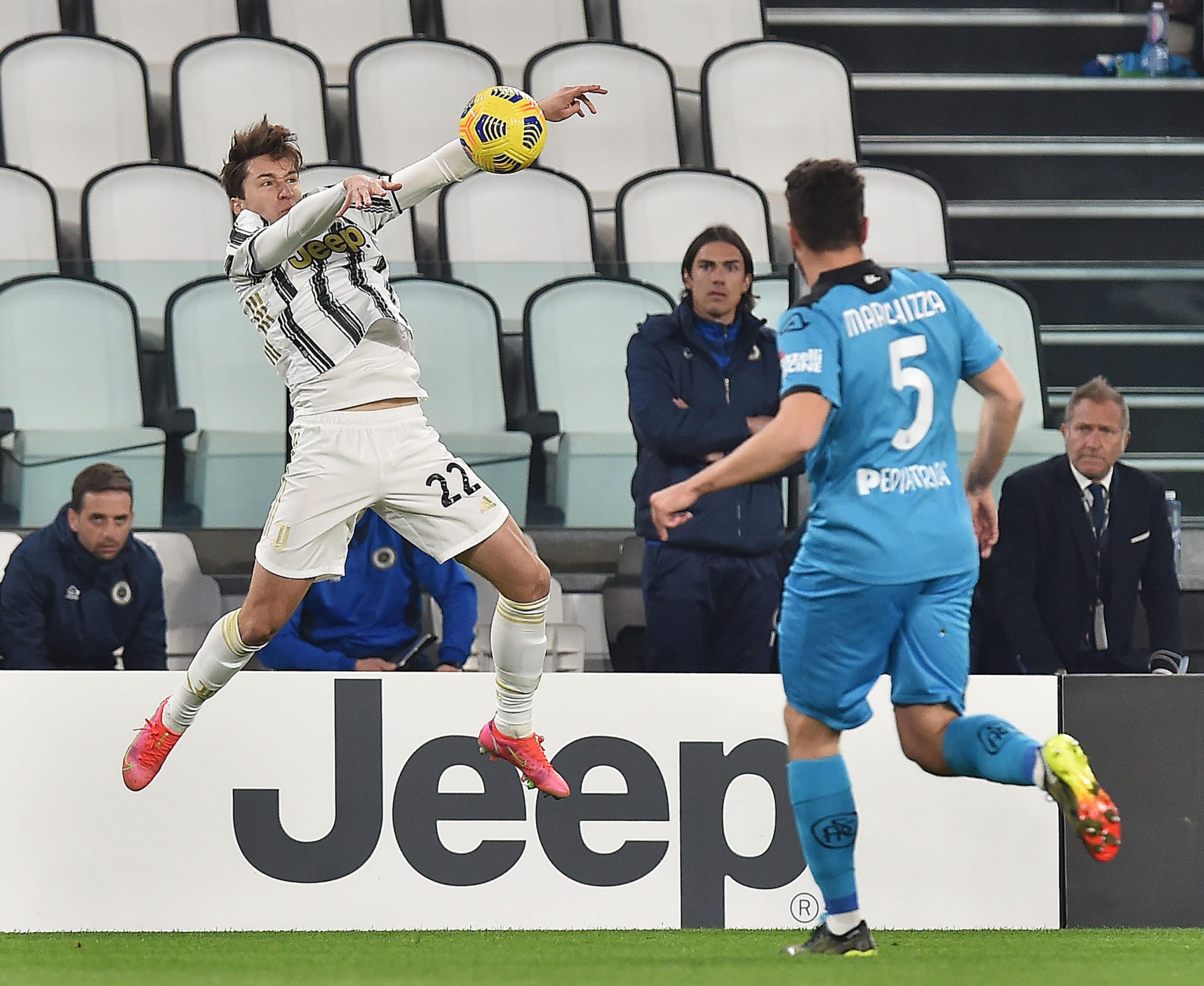 epa09047214 Juventus? Federico Chiesa (L) in action during the Italian Serie A soccer match Juventus FC vs Spezia Calcio at the Allianz stadium in Turin, Italy, 02 March 2021.  EPA-EFE/ALESSANDRO DI MARCO