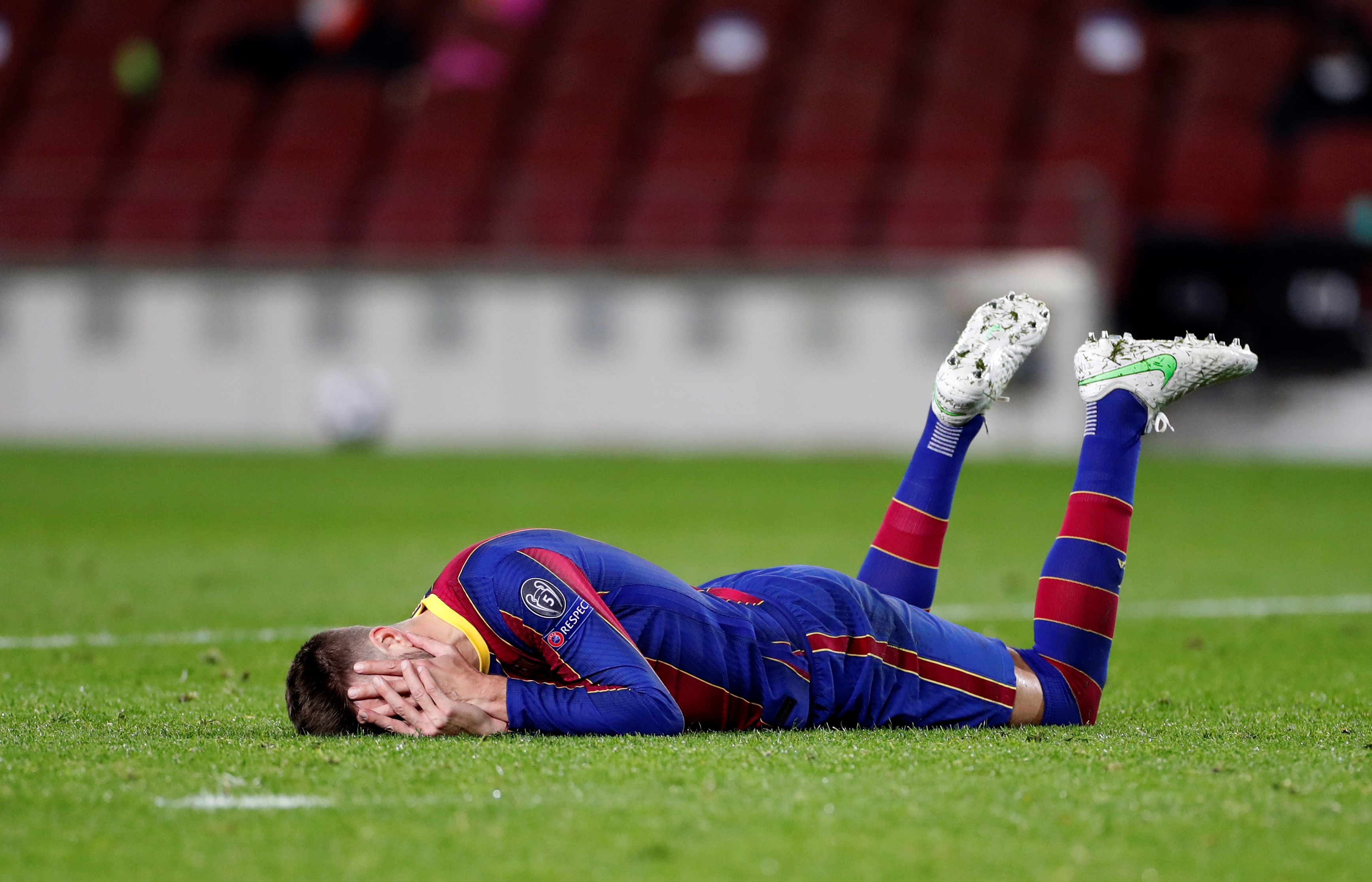 epa09017095 FC Barcelona's Gerard Pique reacts during the first leg of the UEFA Champions League round of 16 soccer match between FC Barcelona and Paris Saint-Germain held at Camp Nou stadium in Barcelona, Spain, 16 February 2021.  EPA-EFE/ALBERTO ESTEVEZ
