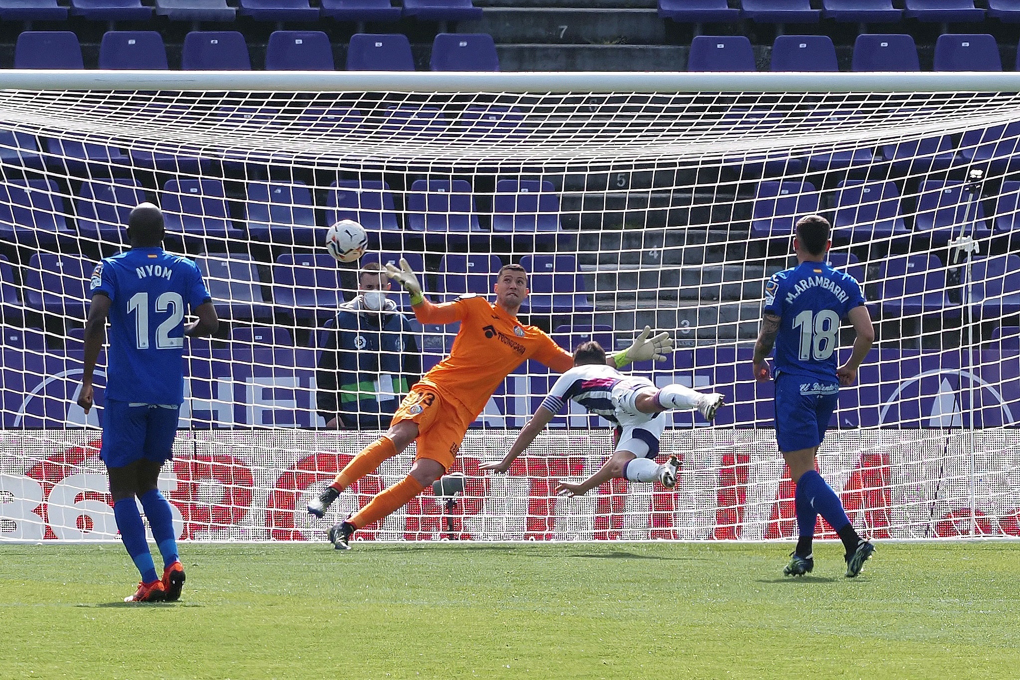 epa09056480 Real Valladolid midfielder Oscar Plano (C) scores his goal against Getafe FC during their LaLiga soccer match played at Jose Zorrilla stadium in Valladolid, Spain, 06 March 2021.  EPA-EFE/R. GARCIA