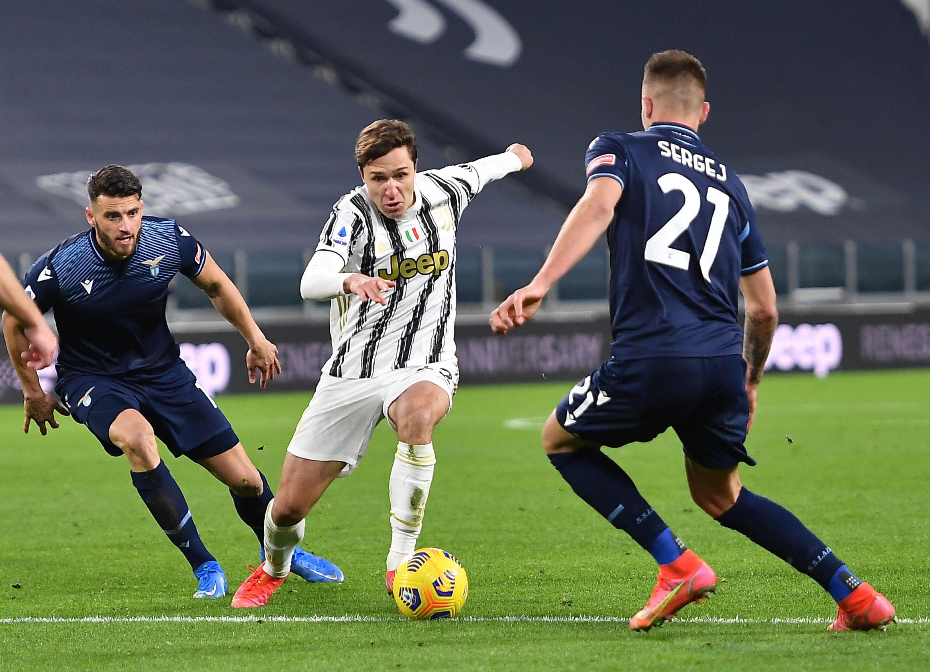 epa09058107 Juventus' Federico Chiesa (C) in action during the Italian Serie A soccer match between Juventus FC and SS Lazio in Turin, Italy, 06 March 2021.  EPA-EFE/ALESSANDRO DI MARCO