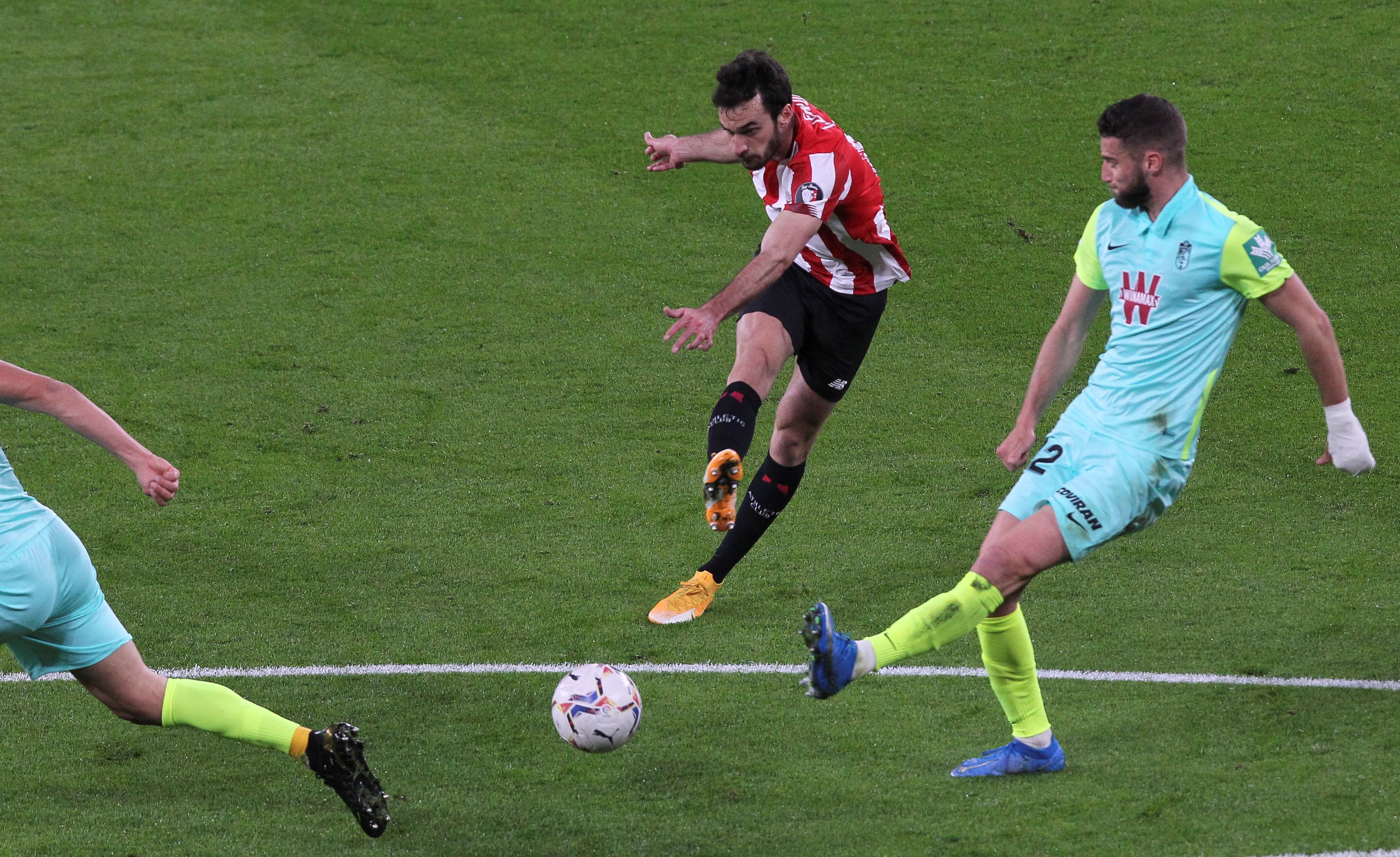 epa09060156 Athletic's Inaki Lekue (C) in action during the Spanish La Liga soccer match between Athletic Bilbao and Granada CF at San Mames stadium in Bilbao, Spain, 07 March 2021.  EPA-EFE/Miguel Tona