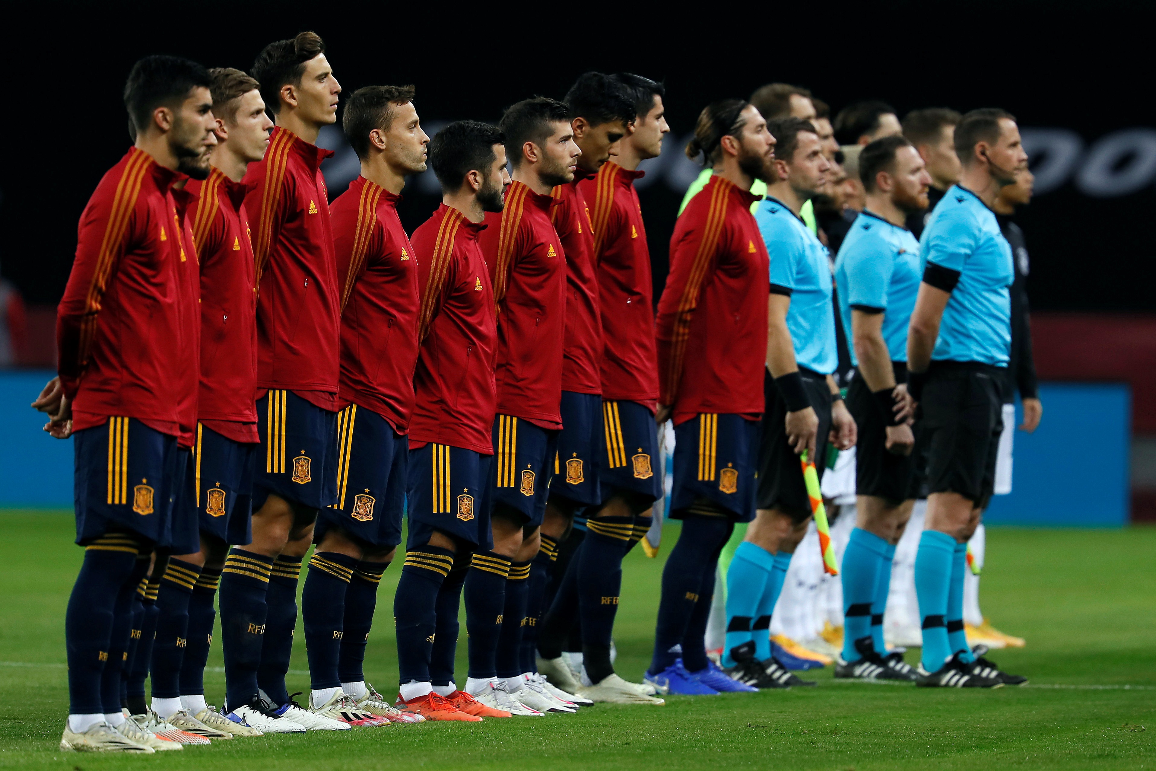 epa08826001 Spanish national soccer team players listen to the national anthem before the UEFA Nations League soccer match, group 4, between Spain and Germany at La Cartuja Stadium in Sevilla, Spain, 17 November 2020.  EPA-EFE/Jose Manuel Vidal