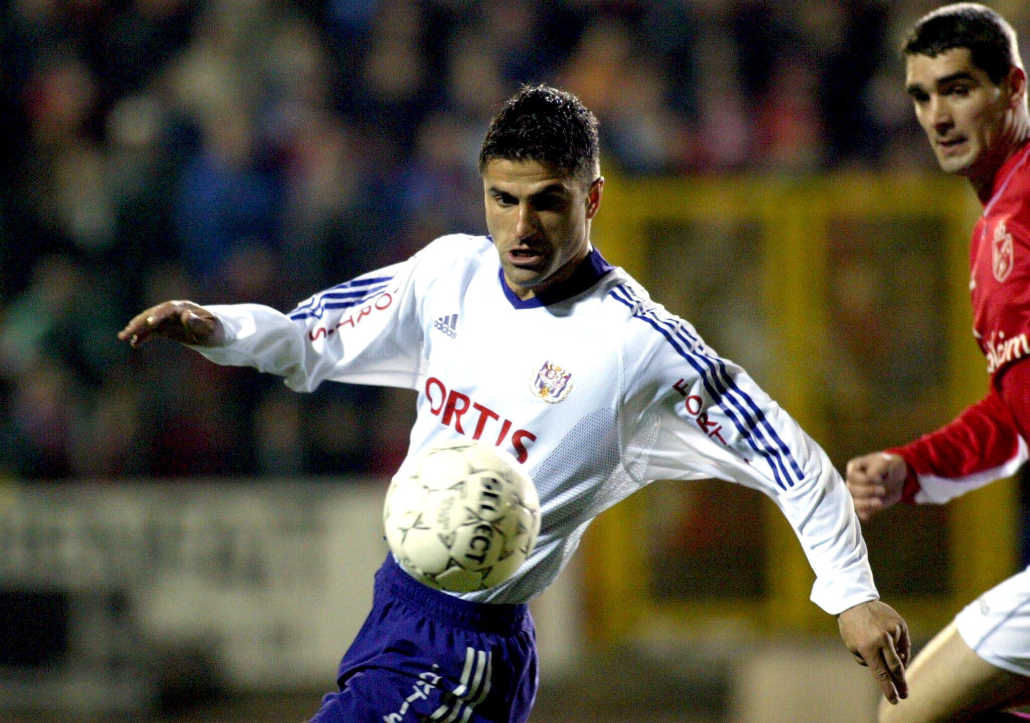 BRU258 - 20030316 - MONS, BELGIUM : Anderlecht's Nenad Jestrovic fights for the ball during the Belgian first league soccer match Mons vs Anderlecht, Sunday 16 March 2003, in Mons. Anderlecht defeated Mons 1-2.  EPA PHOTO BELGA/YVES BOUCAU-ETIENNE ANSOTTE