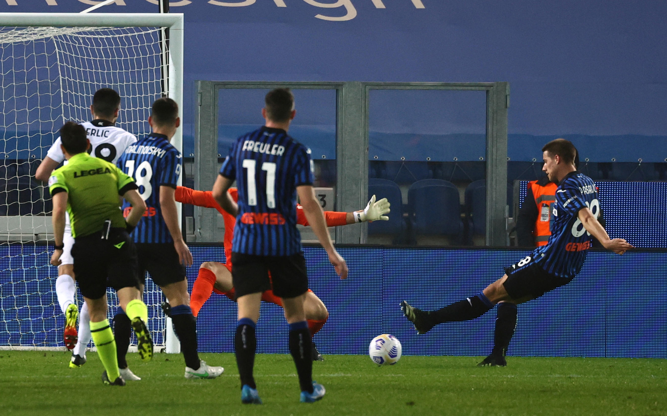 epa09070683 Atalanta's Mario Pasalic (R) scores the 3-0 lead during the Italian Serie A soccer match Atalanta BC vs Spezia Calcio at the Gewiss Stadium in Bergamo, Italy, 12 March 2021.  EPA-EFE/PAOLO MAGNI