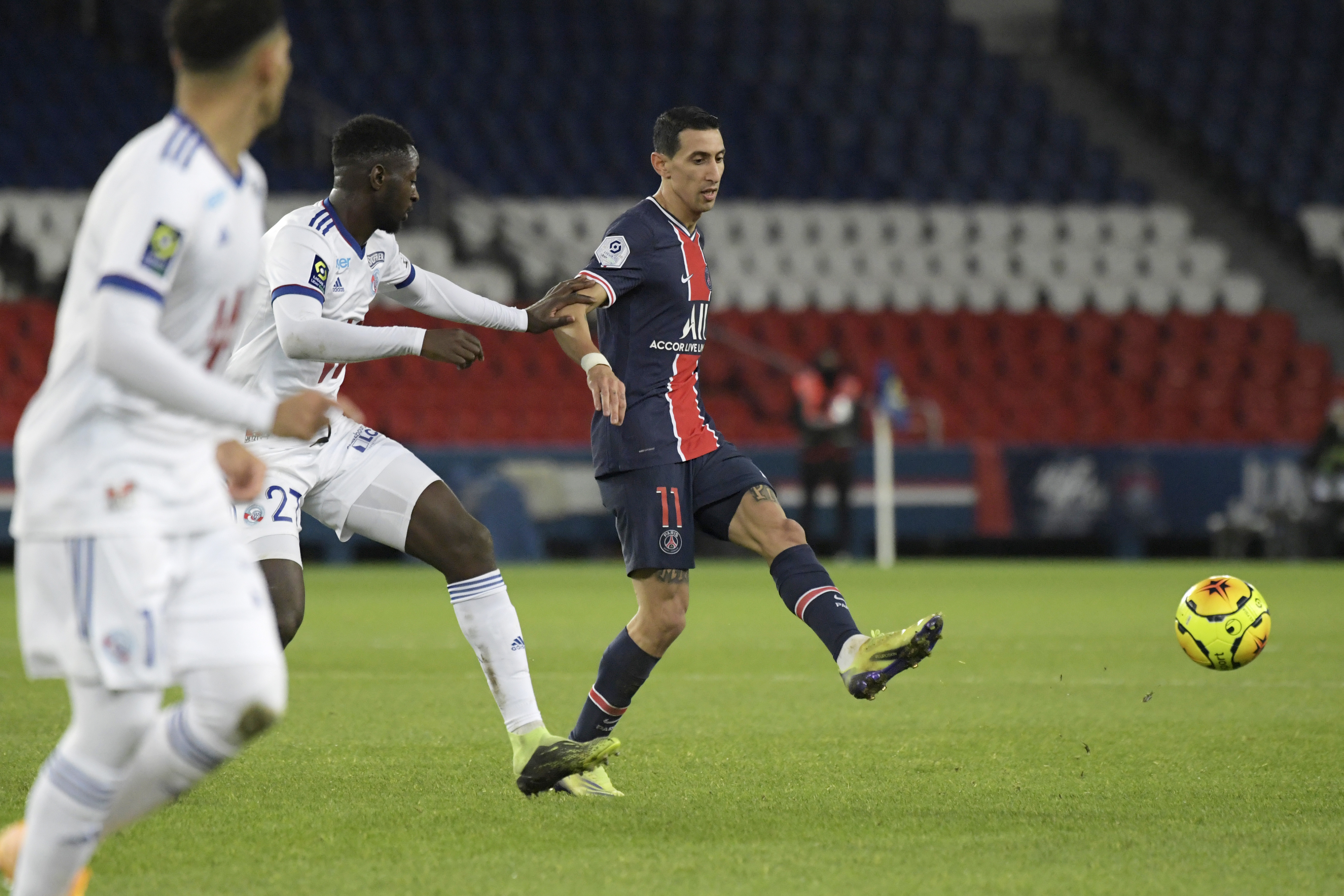 epa08901912 Paris Saint Germain's Angel Di Maria in action during the French Ligue 1 soccer match between PSG and Strasbourg at the Parc des Princes stadium in Pa?ris, France, 23 December 2020.  EPA-EFE/Julien de Rosa